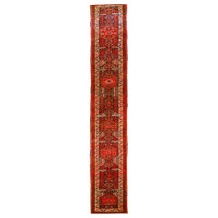Tapis persan ancien des années 1900 au design azerbaïdjan avec longueur allongée