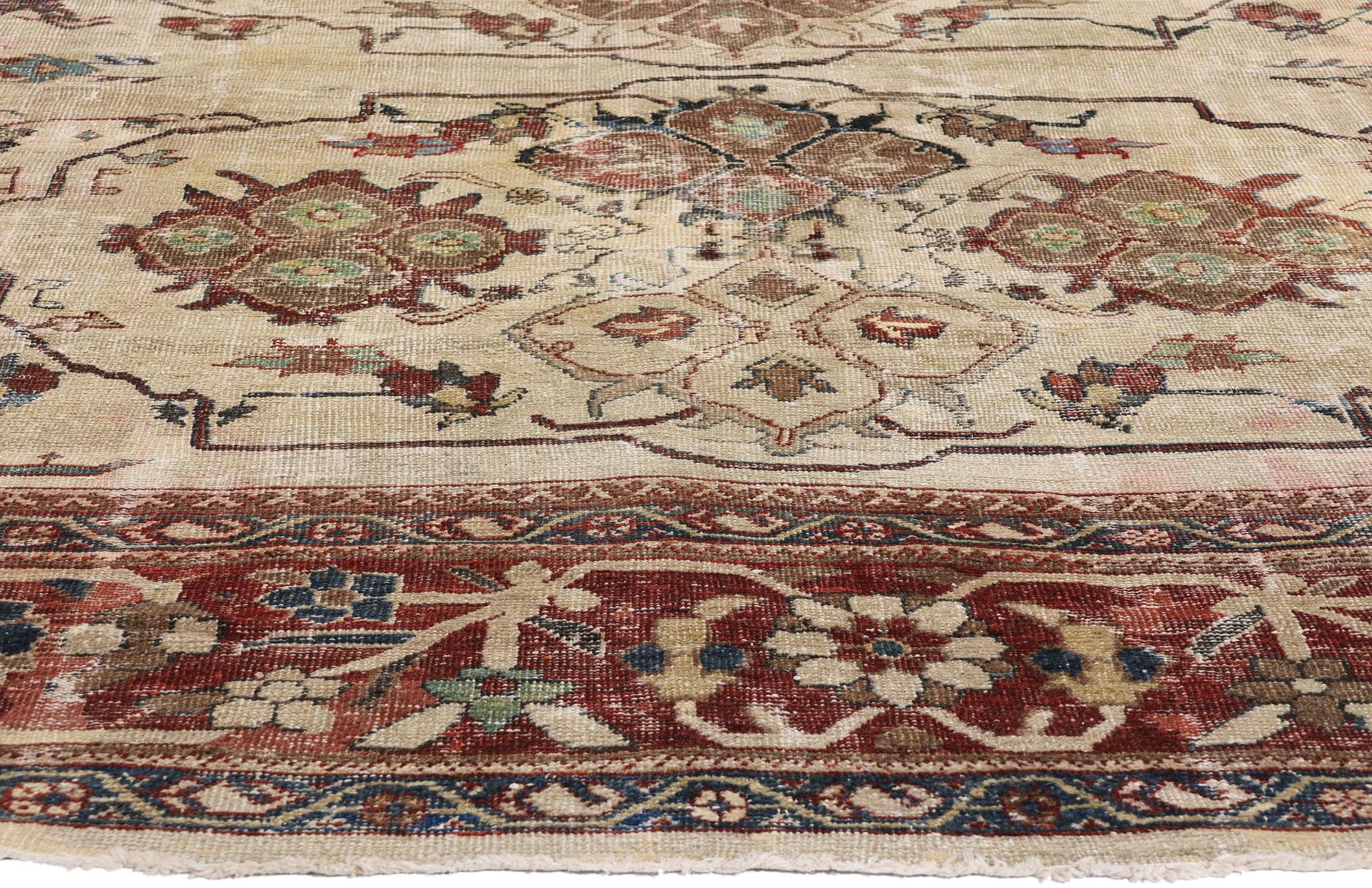 1900's Antiker Persischer Sultanabad Teppich, 13'08 x 12'05 im Zustand „Starke Gebrauchsspuren“ im Angebot in Dallas, TX