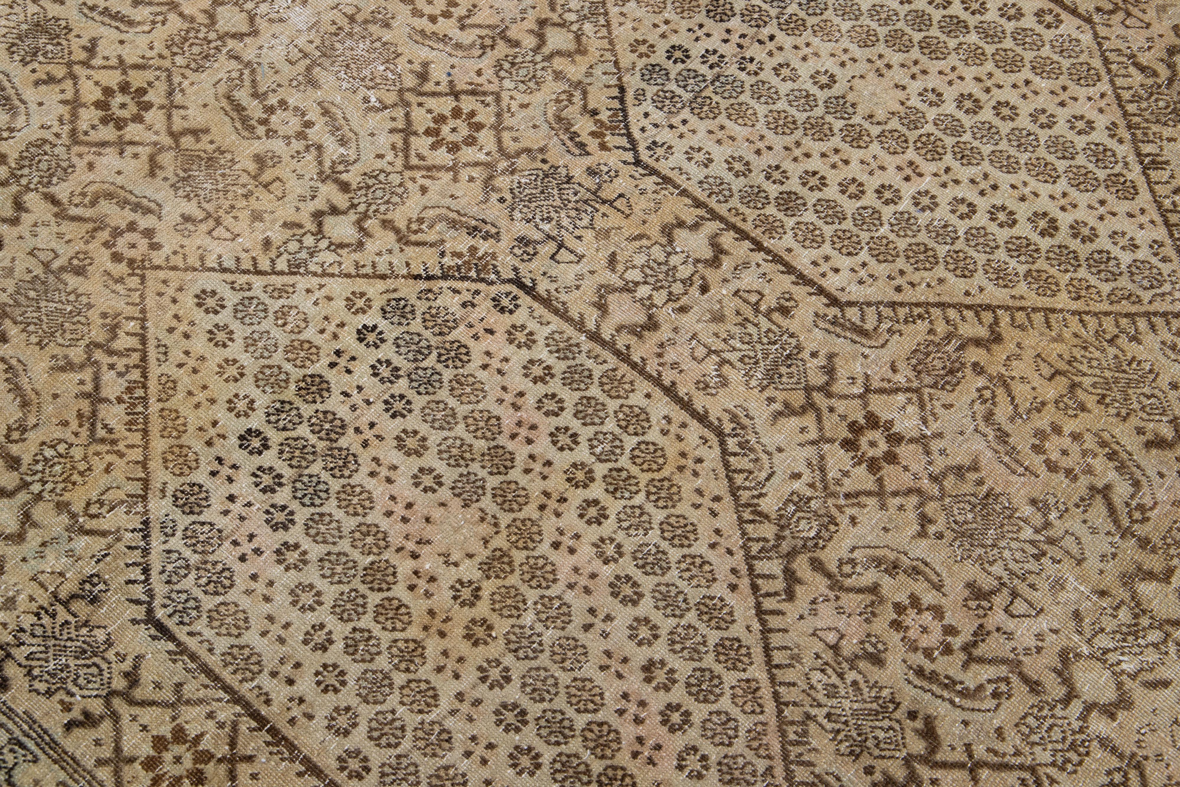 Perse Antiquités de 1900  Tapis persan Tabriz en laine marron avec motif allover en vente