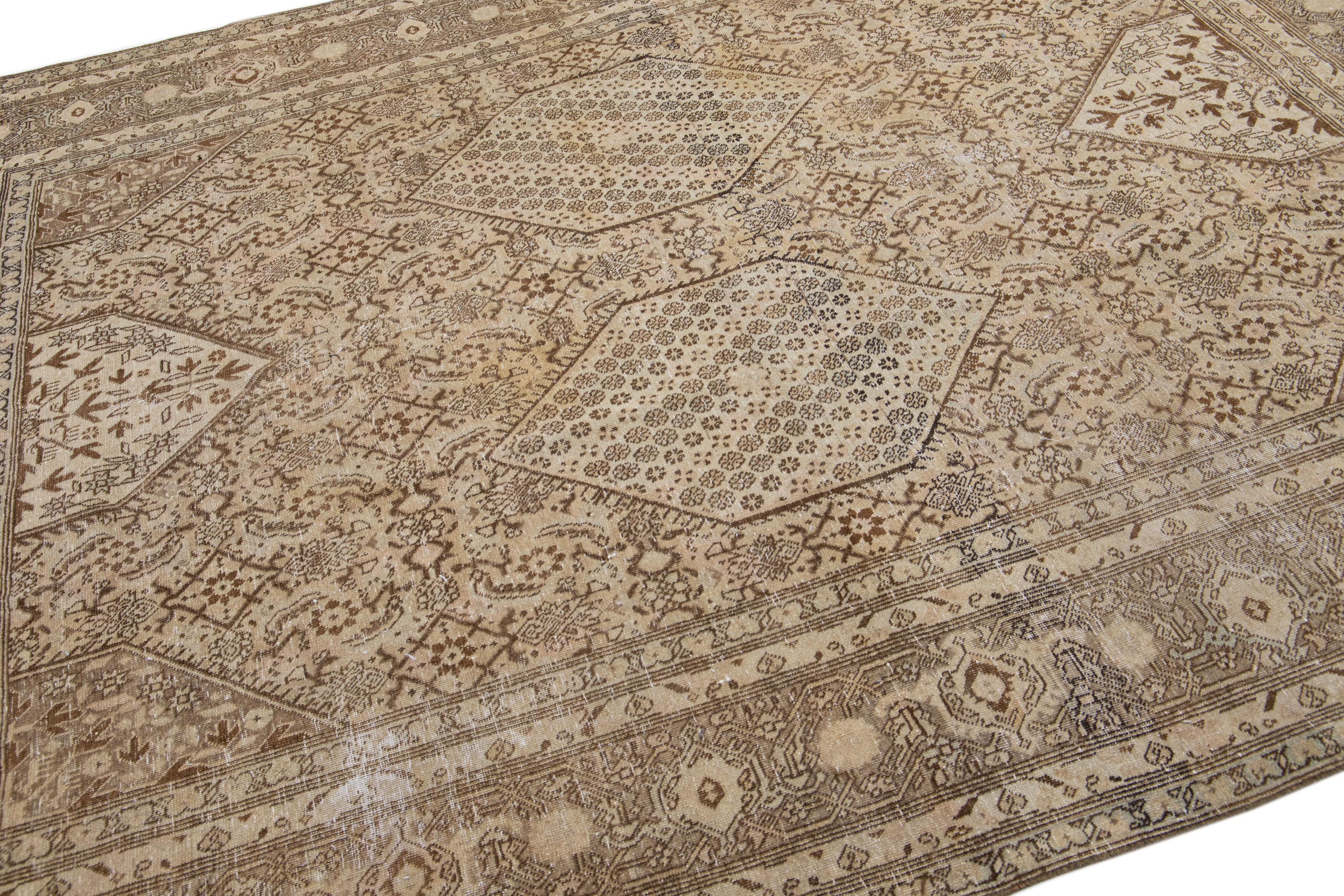 Noué à la main Antiquités de 1900  Tapis persan Tabriz en laine marron avec motif allover en vente