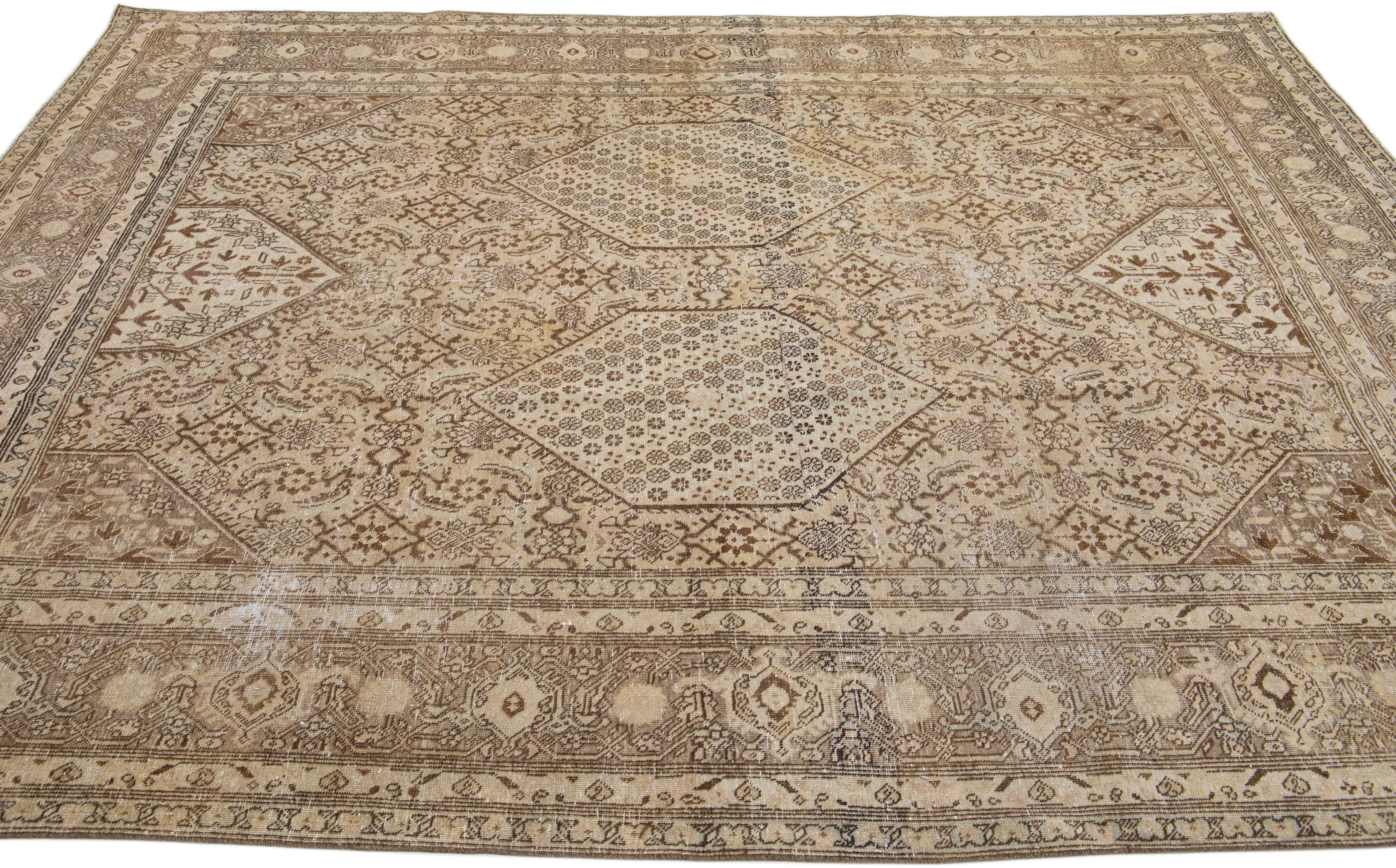 Antiquités de 1900  Tapis persan Tabriz en laine marron avec motif allover Bon état - En vente à Norwalk, CT