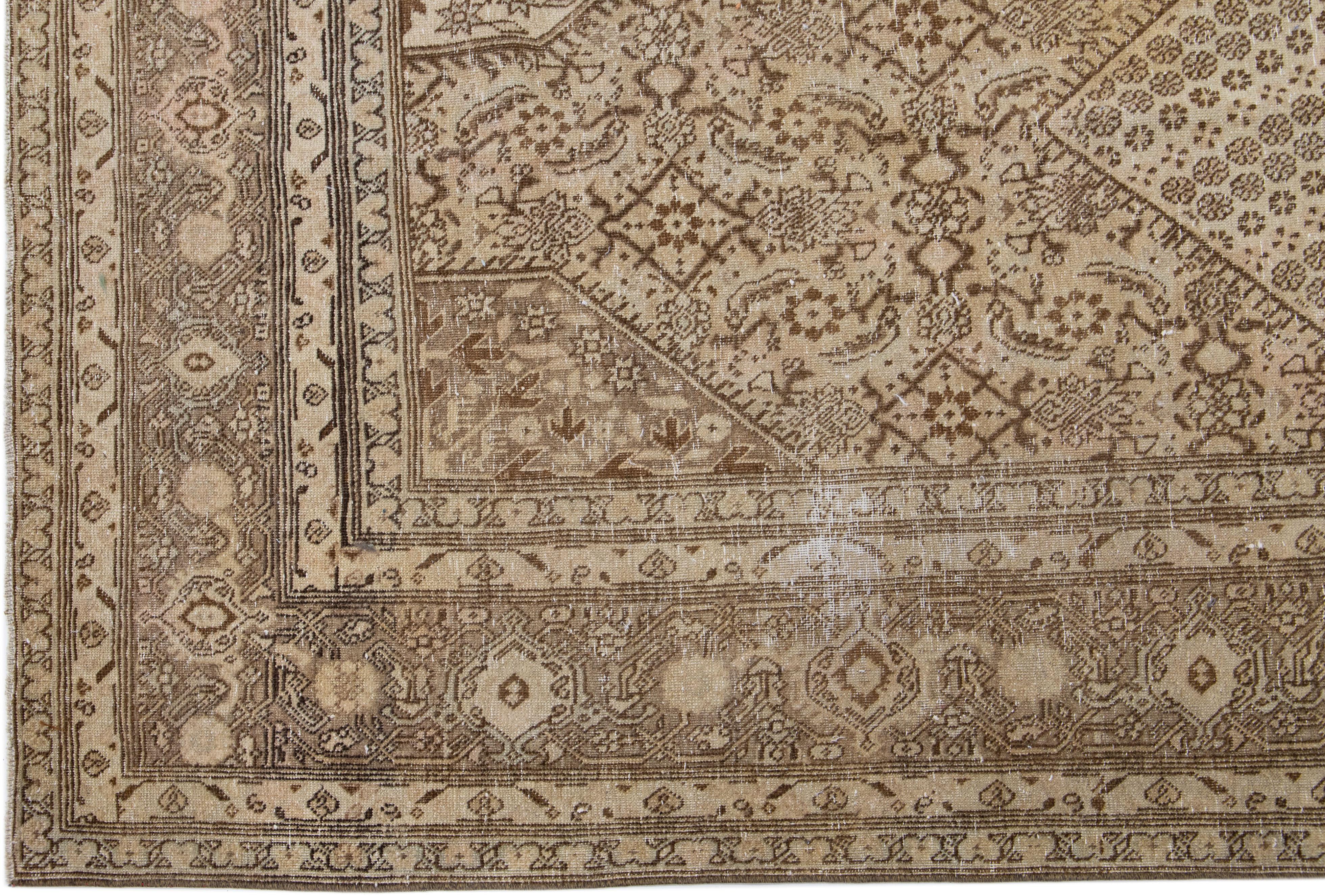20ième siècle Antiquités de 1900  Tapis persan Tabriz en laine marron avec motif allover en vente