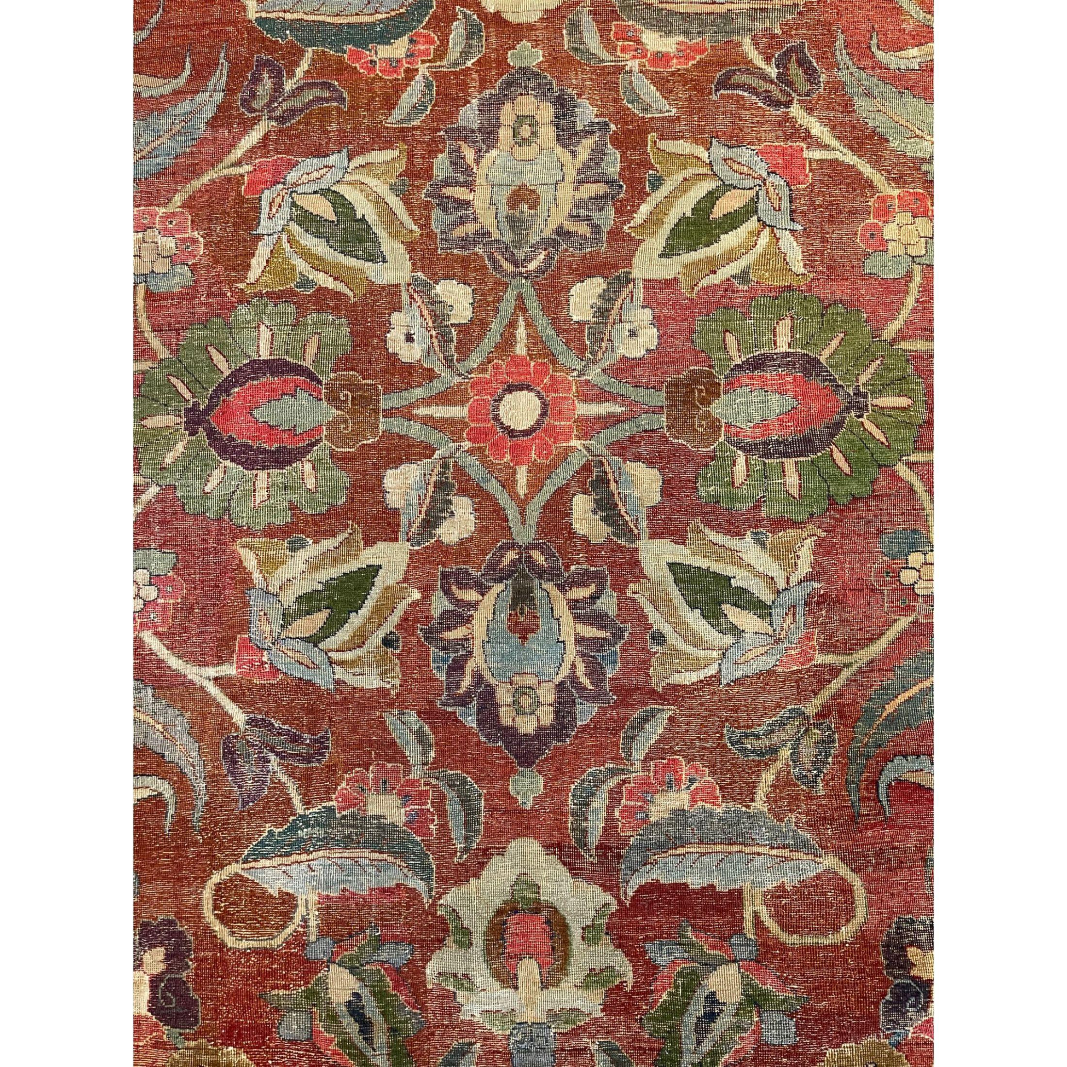Les tapis anciens de Tabriz se distinguent par leur excellent tissage et par leur respect remarquable des traditions classiques de la conception des tapis persans anciens. Mais ils ne se distinguent pas par un motif particulier ou par leur