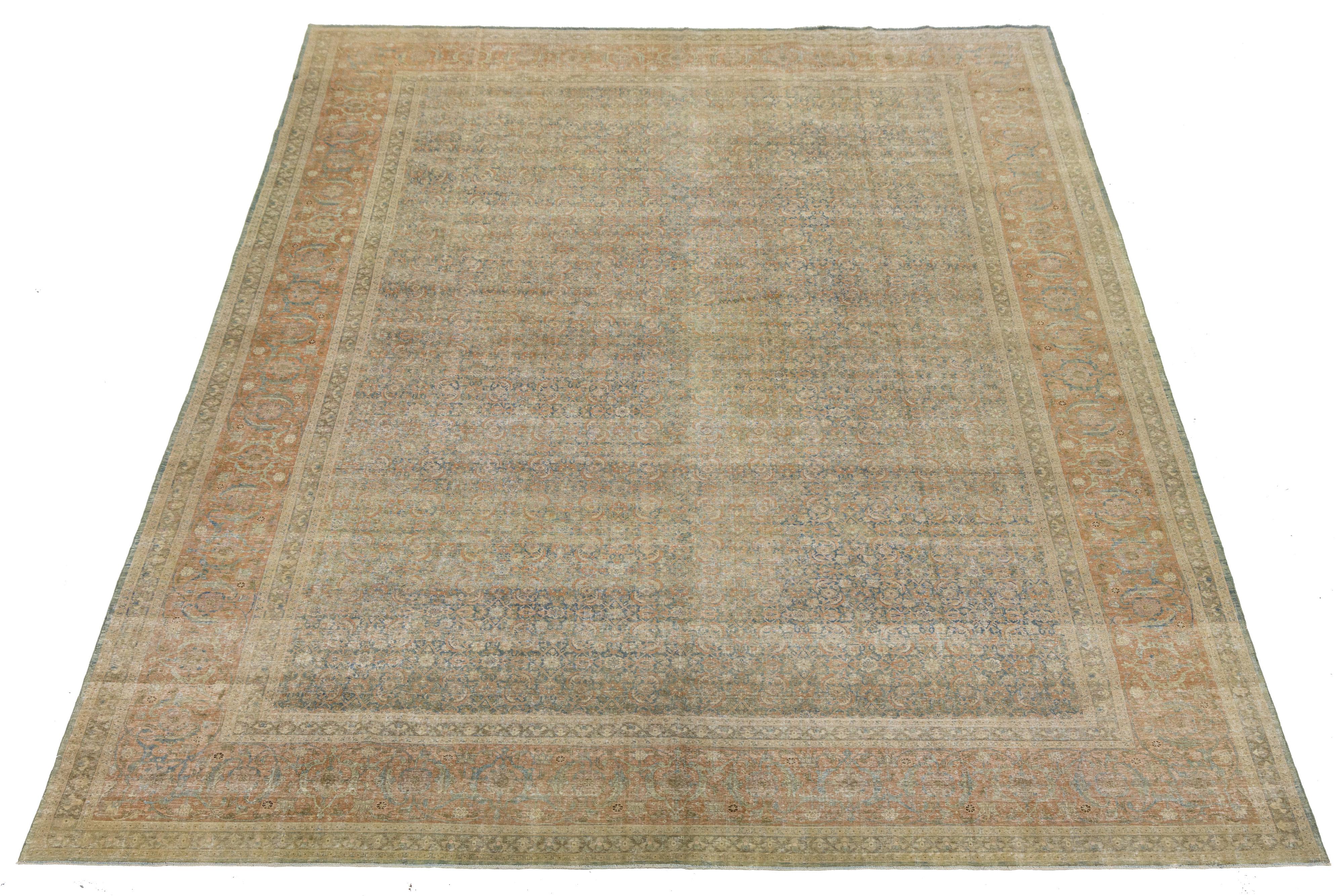 Handgeknüpfter persischer Täbriz-Teppich aus den frühen 1900er Jahren in sanftem Walnuss, Sand, verblasstem Terrakotta und Schieferblau. Mit dichten floralen und geometrischen Motiven und verschnörkelten Bordüren. Anmutige Patina und Abrieb