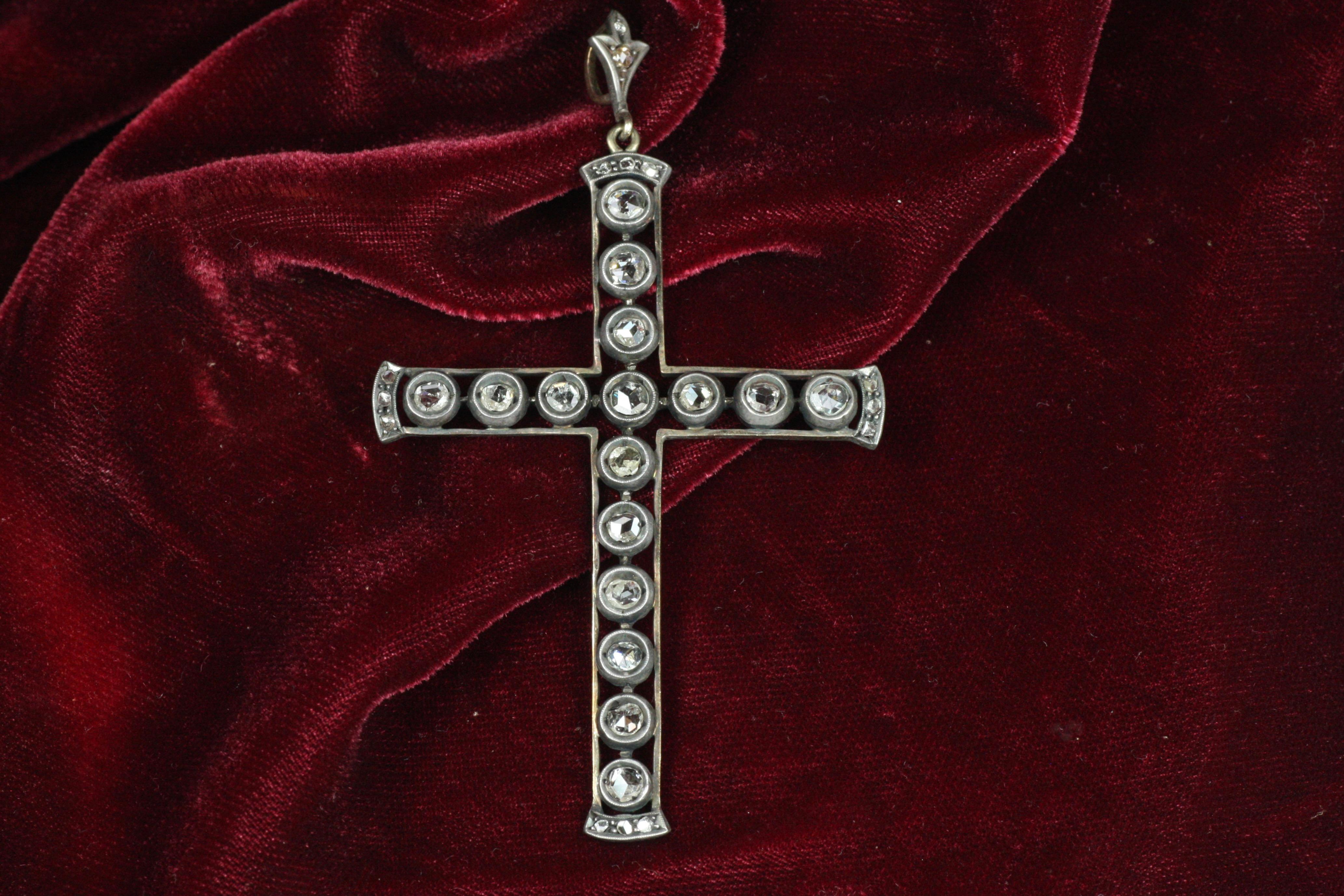 Antiker Diamant-Kreuz-Anhänger aus der antiken Schmucksammlung von Bracken Jewelers, um 1900. 14 Karat Gold und Silber, besetzt mit 28 Diamanten im Rosenschliff von insgesamt etwa 1,80 Karat.