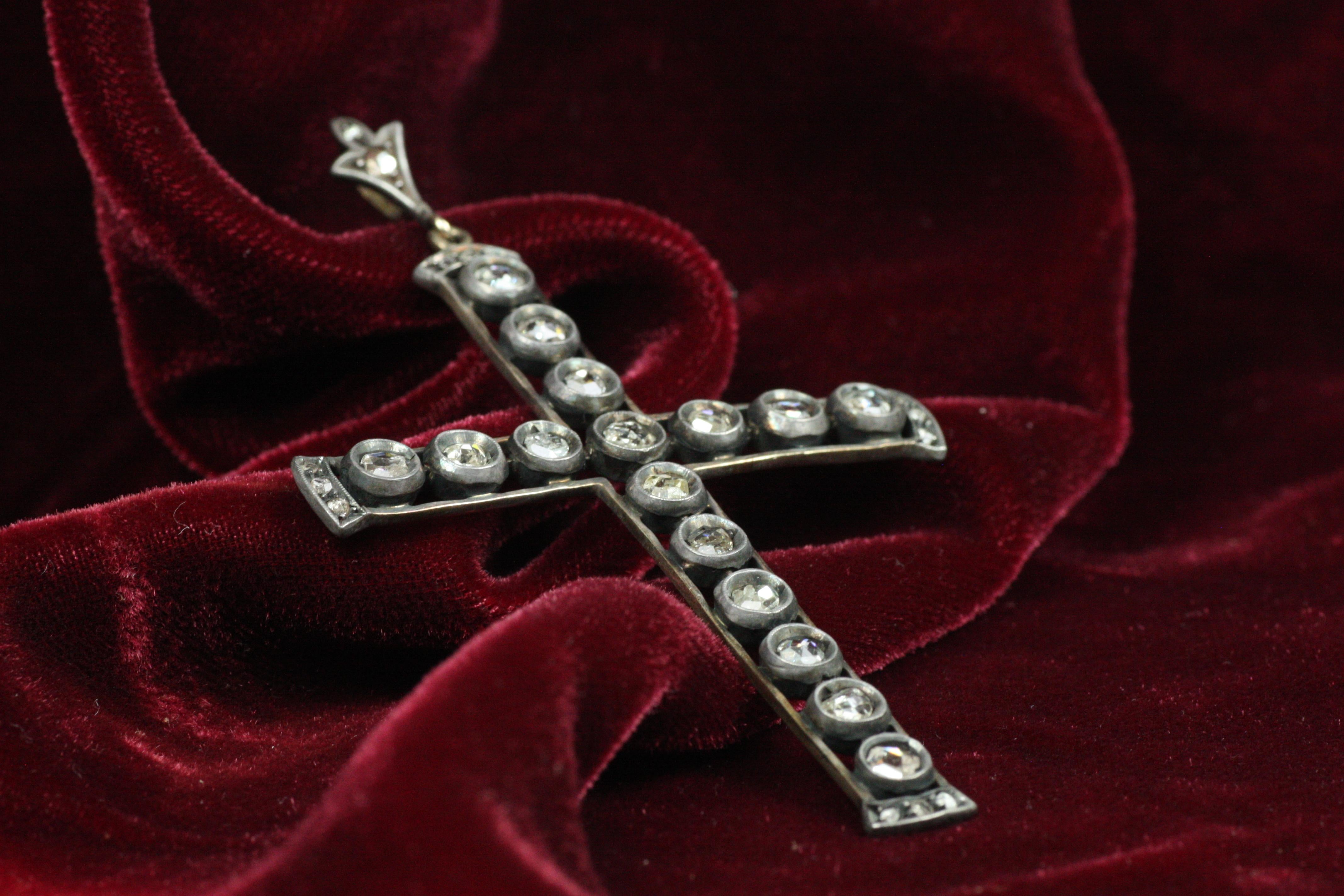 1900s Antike Rose Cut Diamond Cross Anhänger im Angebot 1