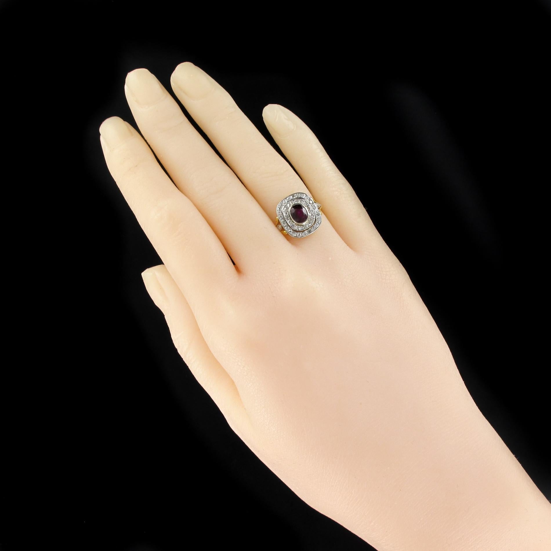 Ring in 18 carats yellow gold and platinum, owl and mascaron hallmarks.
Sublime antique ring, it is closed set in the center of an oval ruby in a double entourage of antique brilliant-cut diamonds. On both sides of the ring are also set a rose-cut