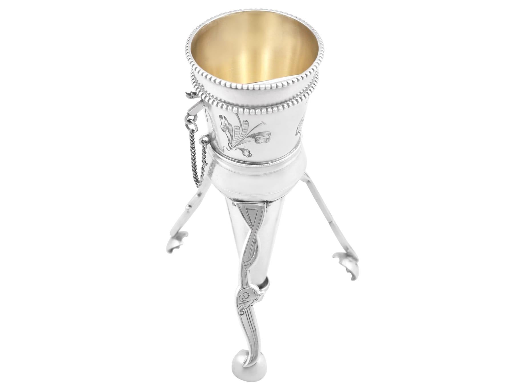 An exceptional, fine and impressive antique Russian silver posy holder; an addition to our ornamental silverware collection.

This exceptional antique Russian silver posy holder has a knopped, conical shaped form onto three legs.

The surface of