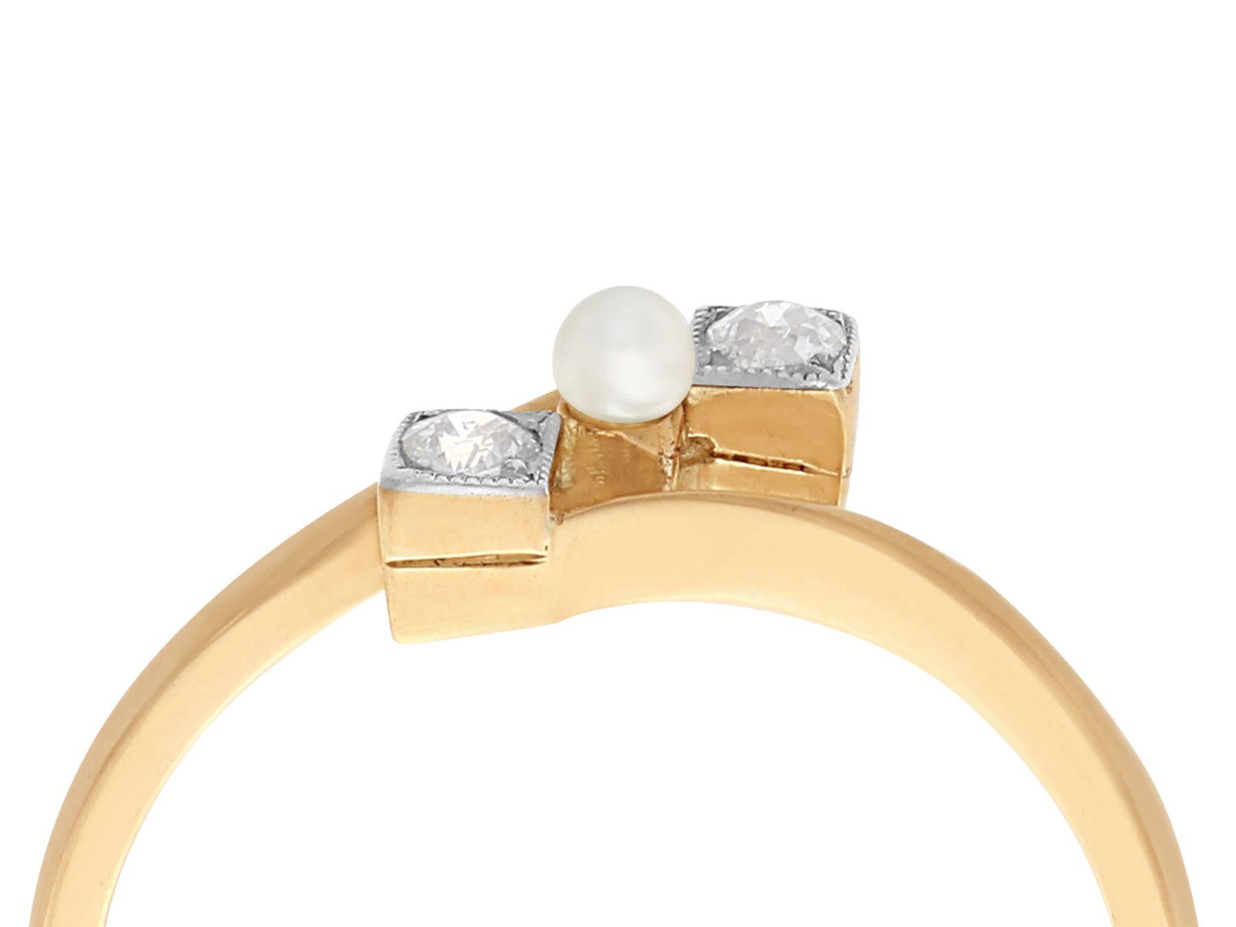 1900er Jahre Gelbgold-Twist-Ring mit Saatperlen und Diamanten (Rundschliff) im Angebot