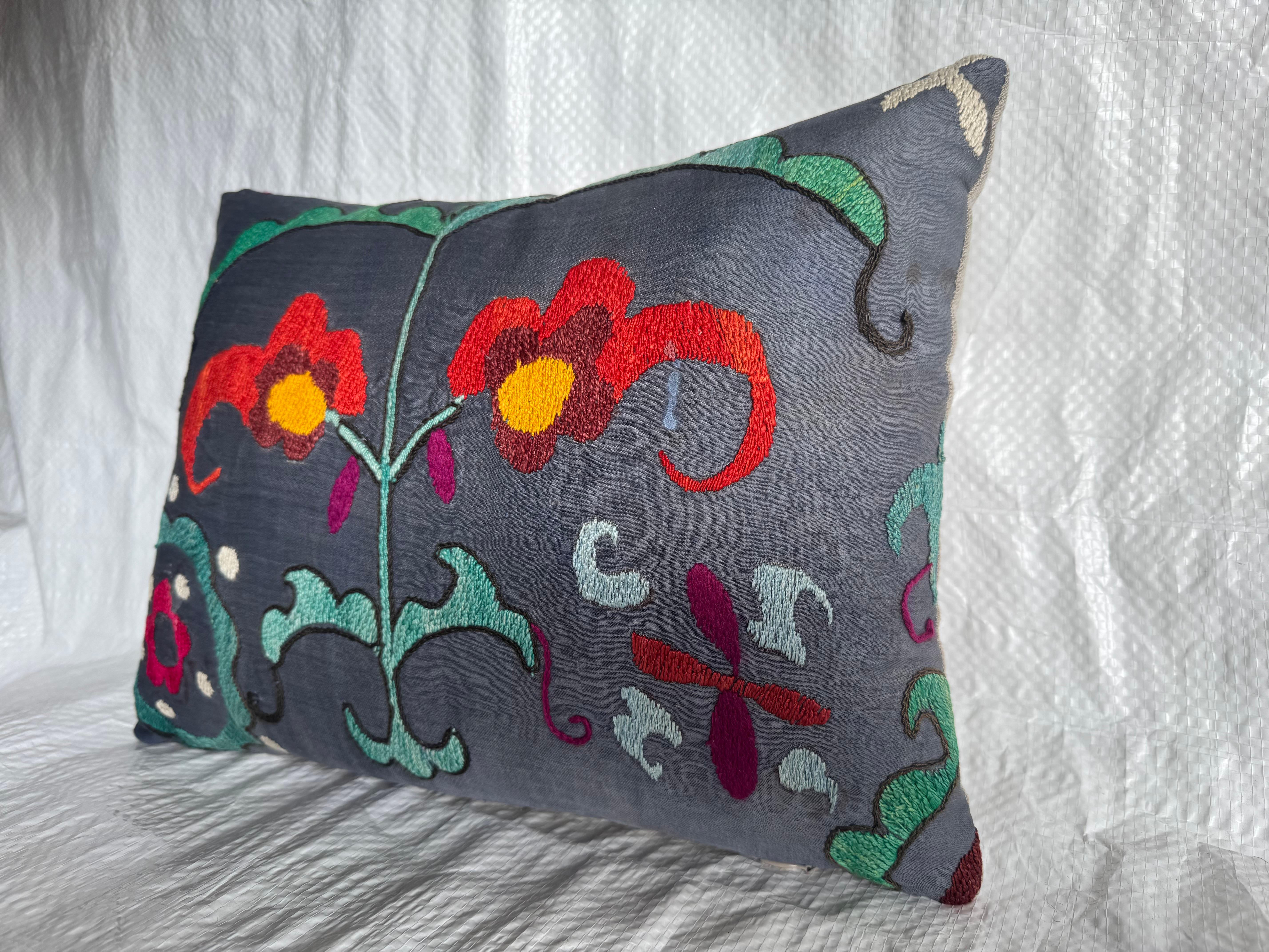 Uzbeko 1900s Antique Suzani Pillow in vendita