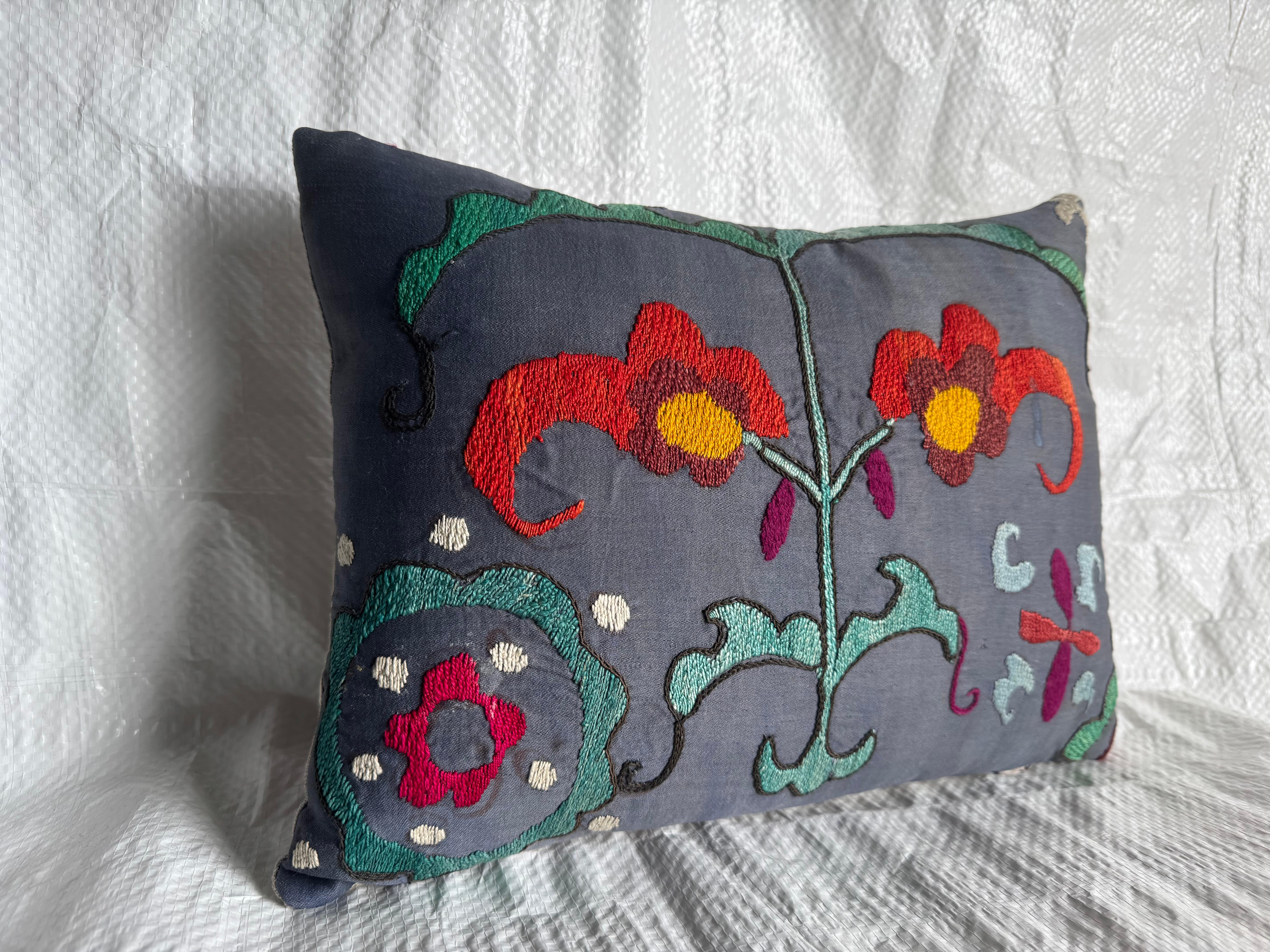 1900s Antique Suzani Pillow In condizioni buone in vendita a Los Angeles, US