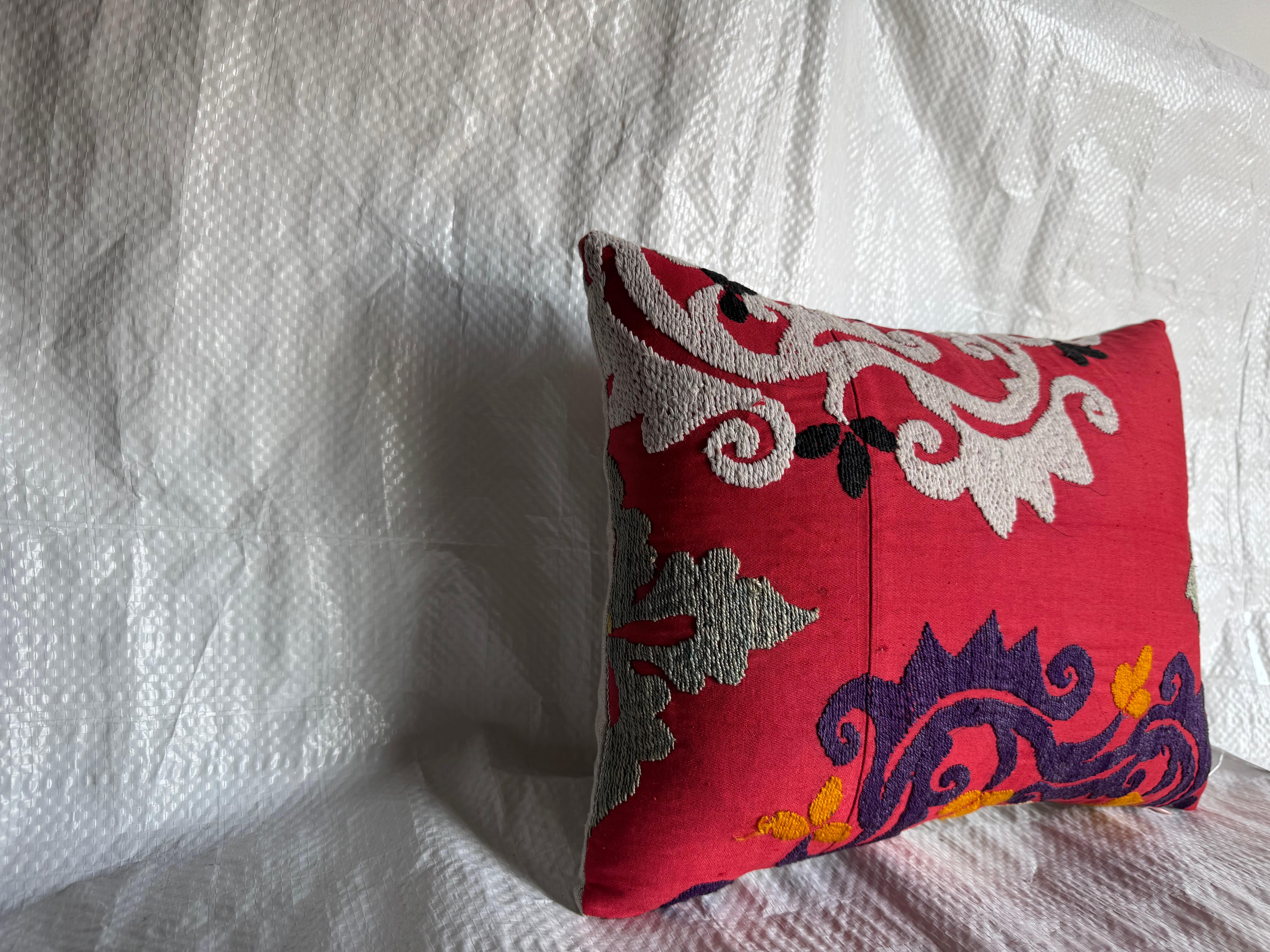 Oreiller Suzani ancien 1900 Bon état - En vente à Los Angeles, US