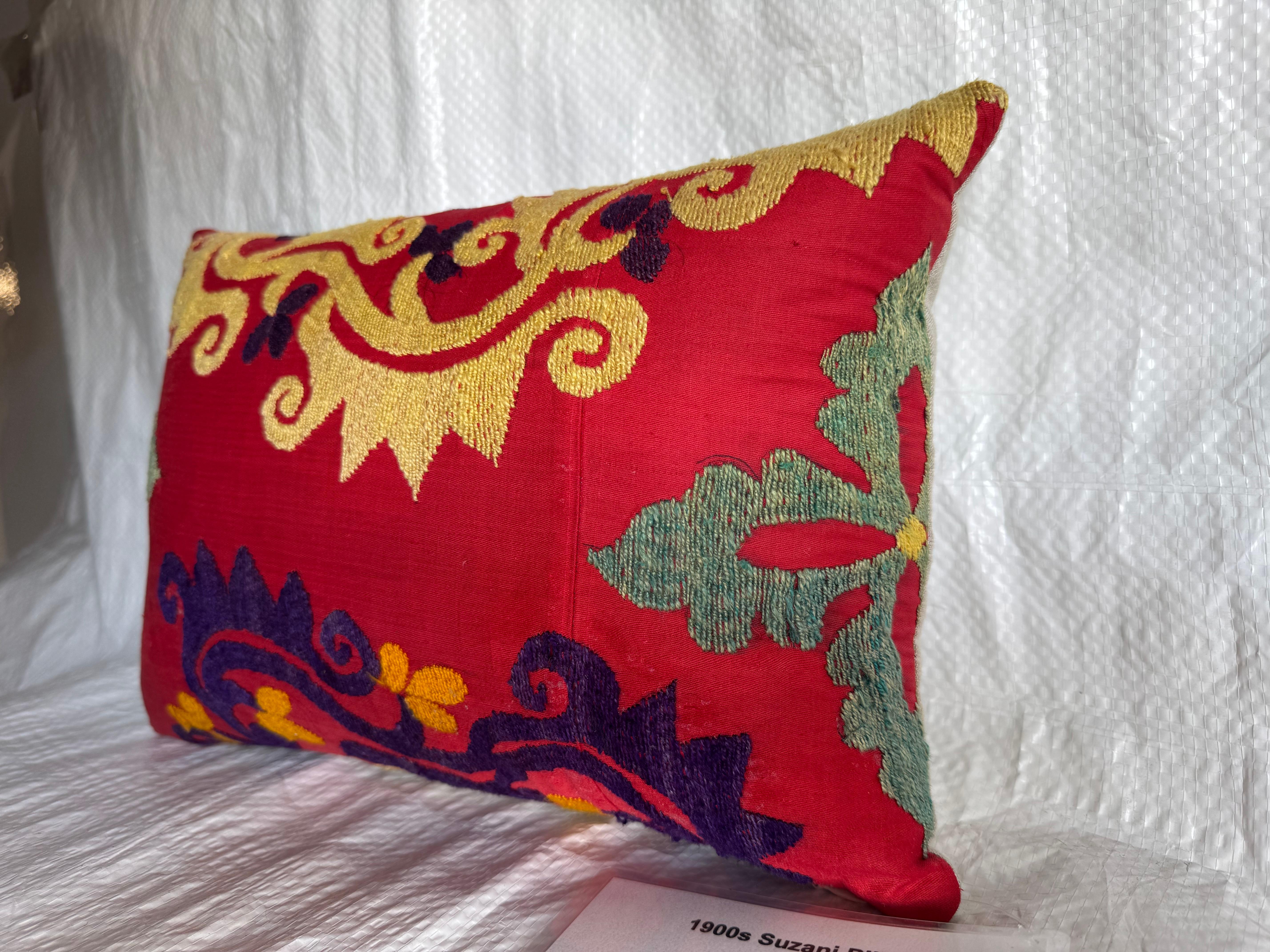 Almohada Suzani Antigua de 1900 en Rojo y Dorado Uzbeko en venta