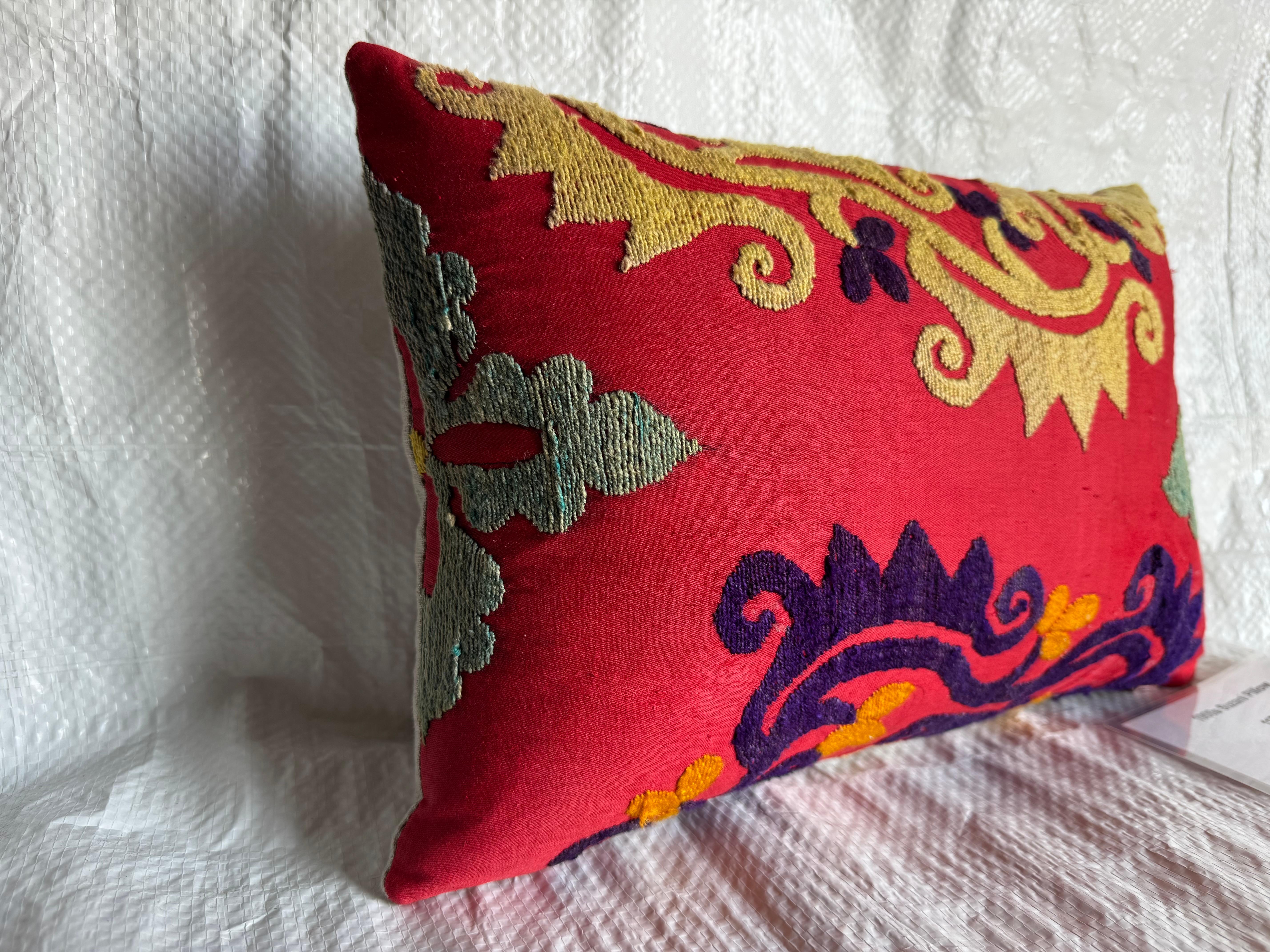 Almohada Suzani Antigua de 1900 en Rojo y Dorado en Bueno estado para la venta en Los Angeles, US