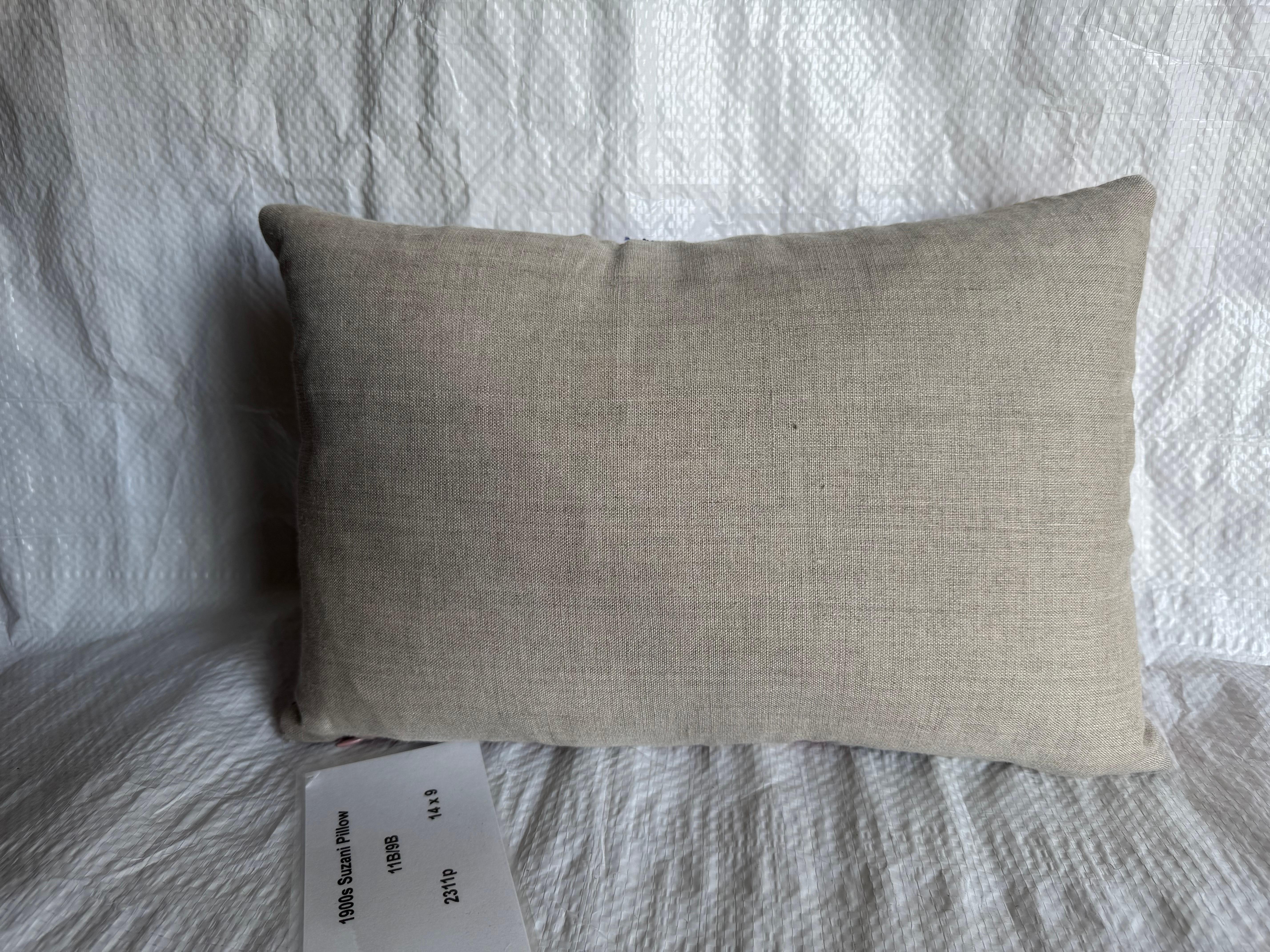 Almohada Suzani Antigua de 1900 en Rojo y Dorado siglo XX en venta