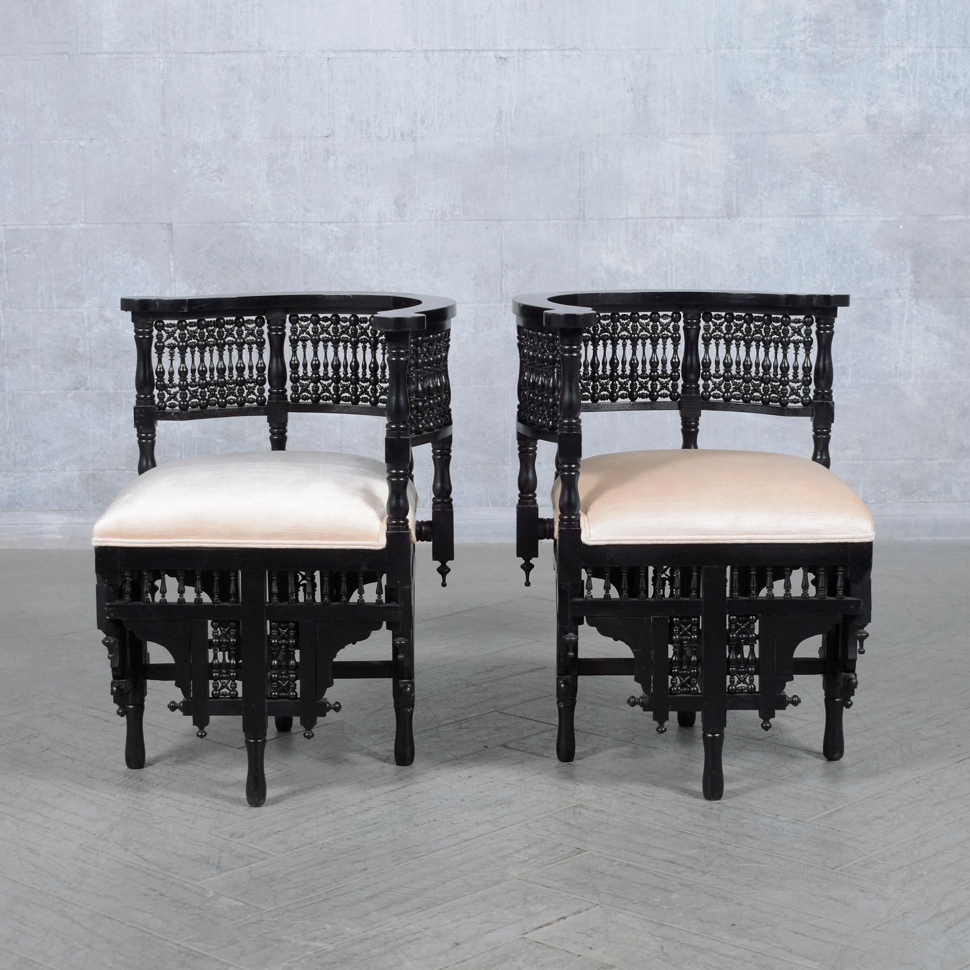 Découvrez l'élégance historique de notre paire de fauteuils d'angle syriens antiques des années 1900, mettant en valeur un savoir-faire inégalé et un design intemporel. Ces chaises exquises ont fait l'objet d'une restauration et d'un rembourrage