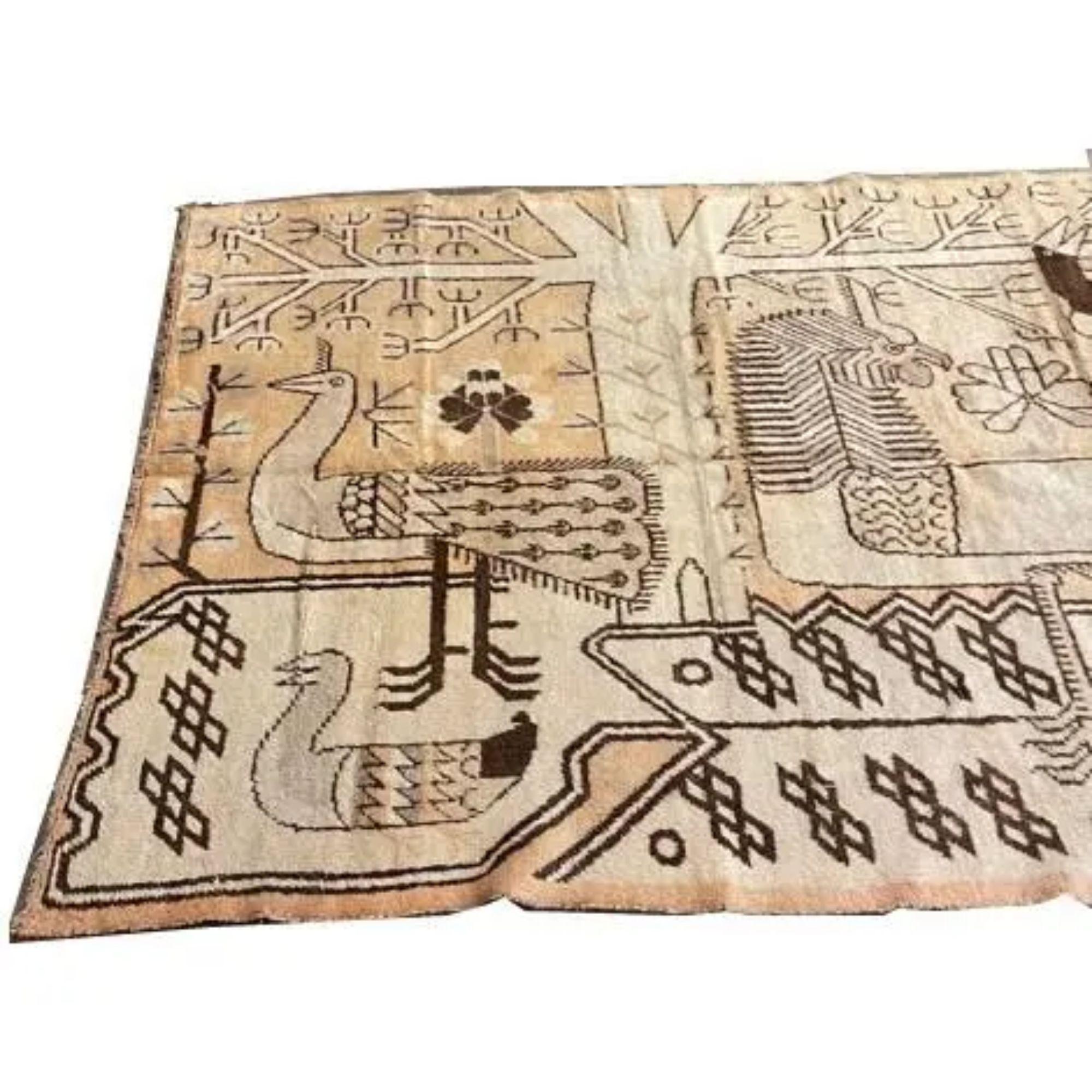 Antiker Khotan-Samarkand-Teppich aus dem frühen 19. Jahrhundert, handgefertigt und handgeknüpft.
authentisch und hat Tierdruck Design auf dieser schönen Tribal ...