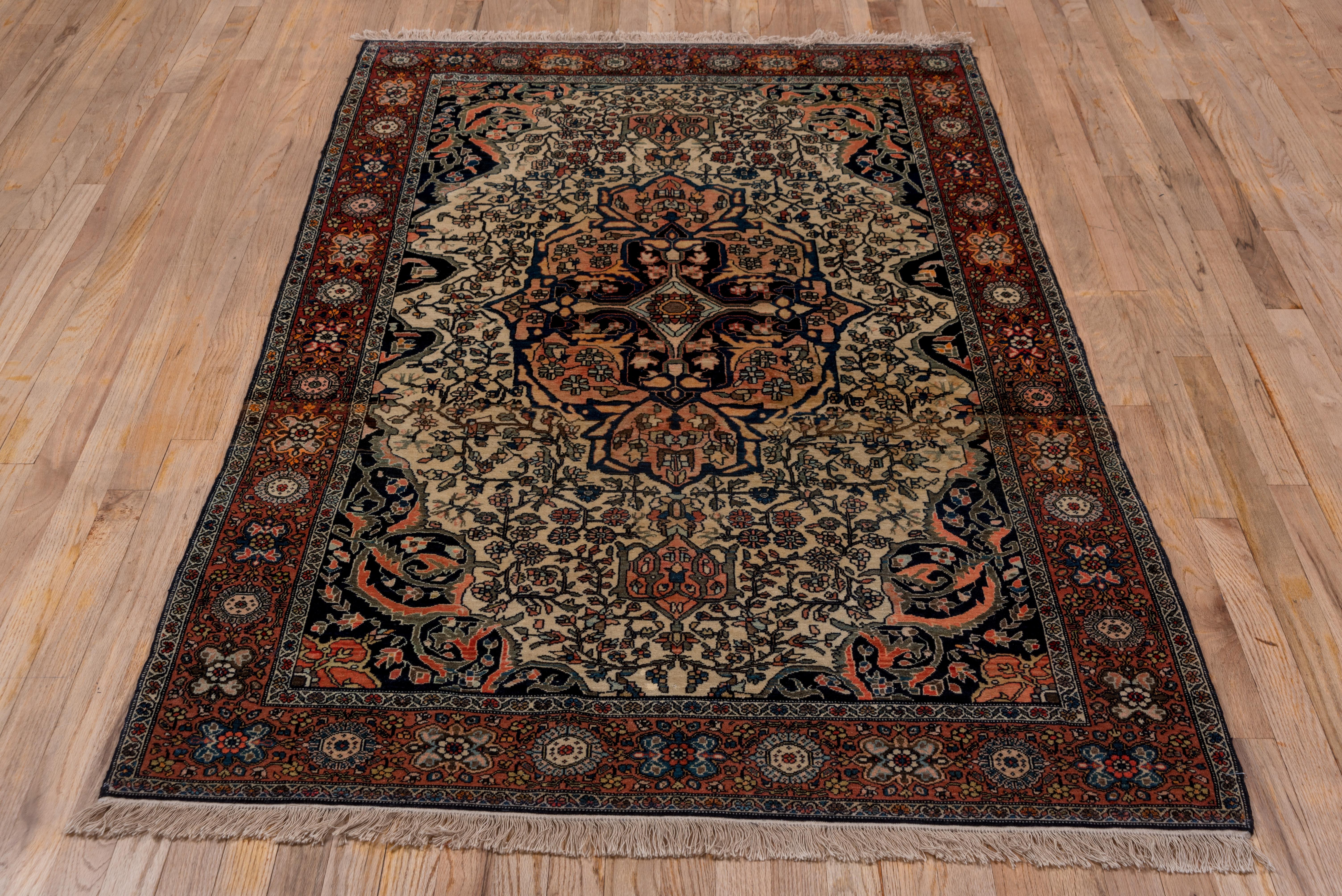 Antiker persischer Farahan-Ssarouk-Teppich mit Stammesmotiv, elfenbeinfarbenes Feld, Korallenmedaillon, 1900er Jahre (Persisch) im Angebot