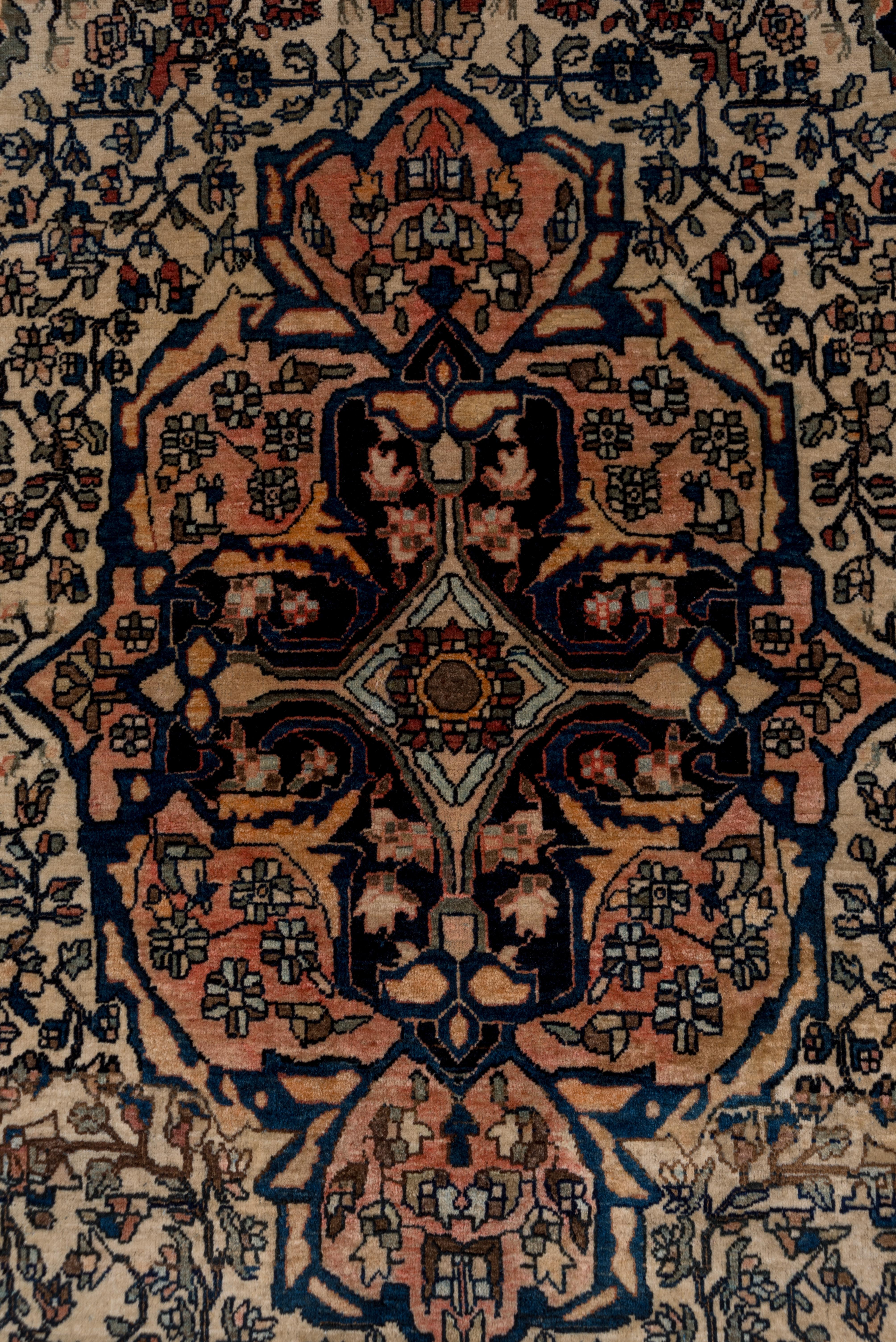 Antiker persischer Farahan-Ssarouk-Teppich mit Stammesmotiv, elfenbeinfarbenes Feld, Korallenmedaillon, 1900er Jahre (Handgeknüpft) im Angebot