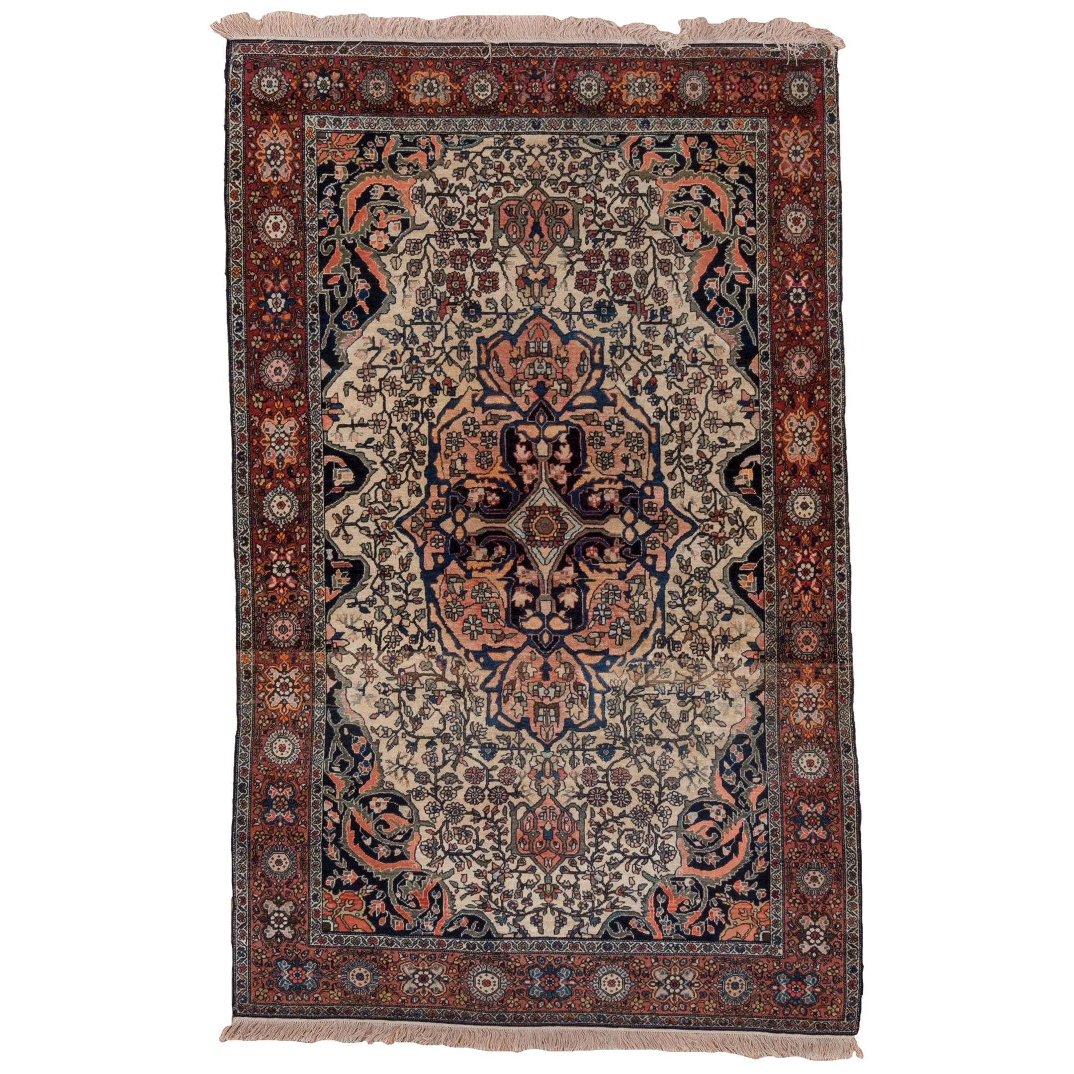 Tapis tribal persan Farahan Sarouk antique des années 1900, champ ivoire, médaillon en corail en vente