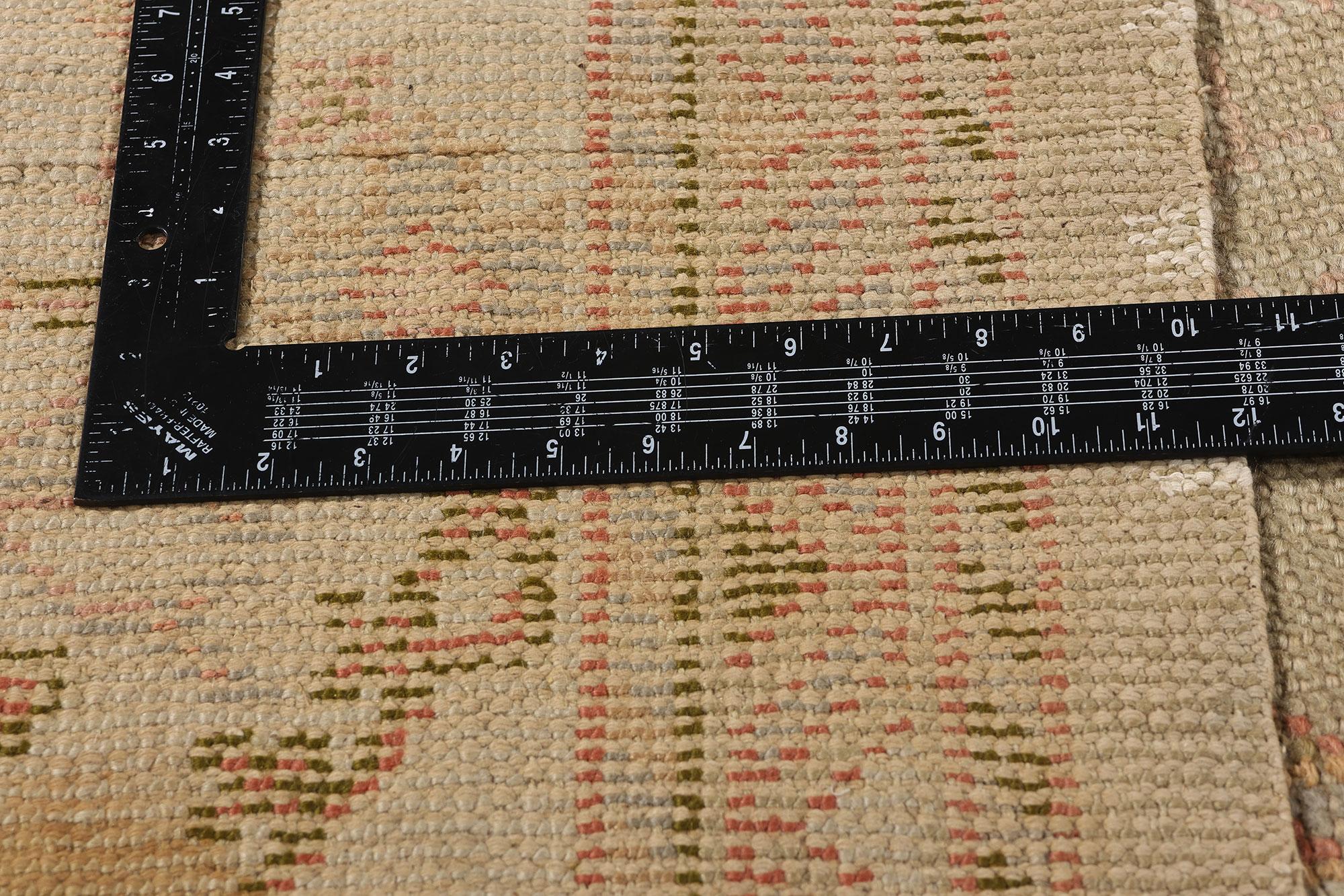 73571 Antiker türkischer Oushak-Teppich, 10'01 x 13'01. Dieser bezaubernde antike türkische Oushak-Teppich aus handgeknüpfter Wolle, der das Geflüster einer vergangenen Ära widerspiegelt, verkörpert die Seele der anatolischen Kunstfertigkeit. Die
