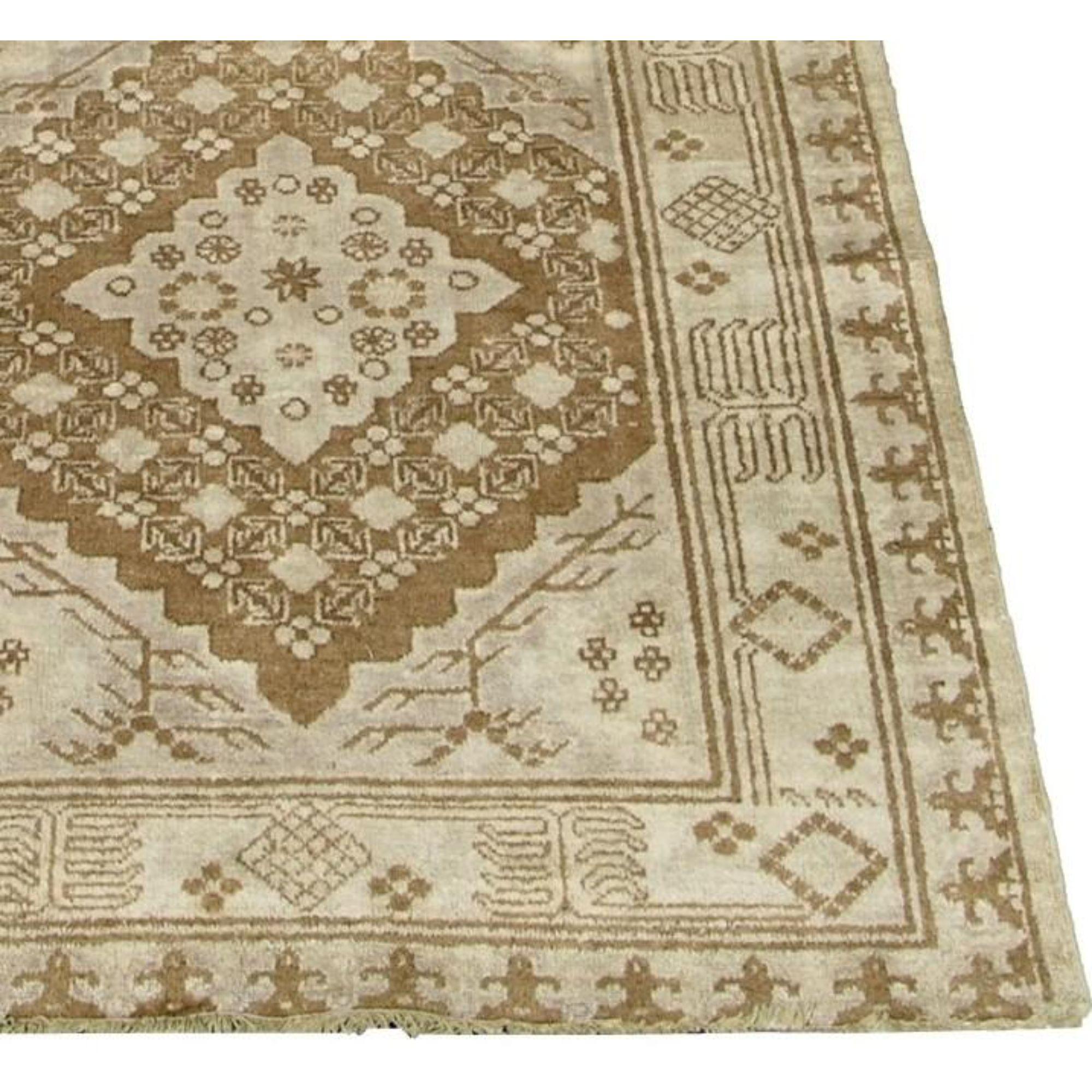 Up&Up est un ancien tapis ouzbek Khotan Samarkand des années 1900, tribal et traditionnel, laine sur coton.