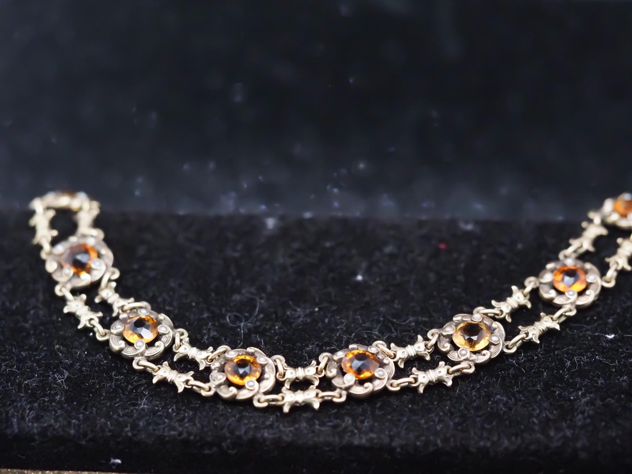 Année : 1900
Détails de l'article :
Type de métal : Or jaune 14K [poinçonné et testé].
Poids : 16,7 grammes (total des articles)
Détails de la pierre : Naturelle, Citrine. Chaque pierre mesure 6 mm
Mesure de la longueur du bracelet : 7 pouces de