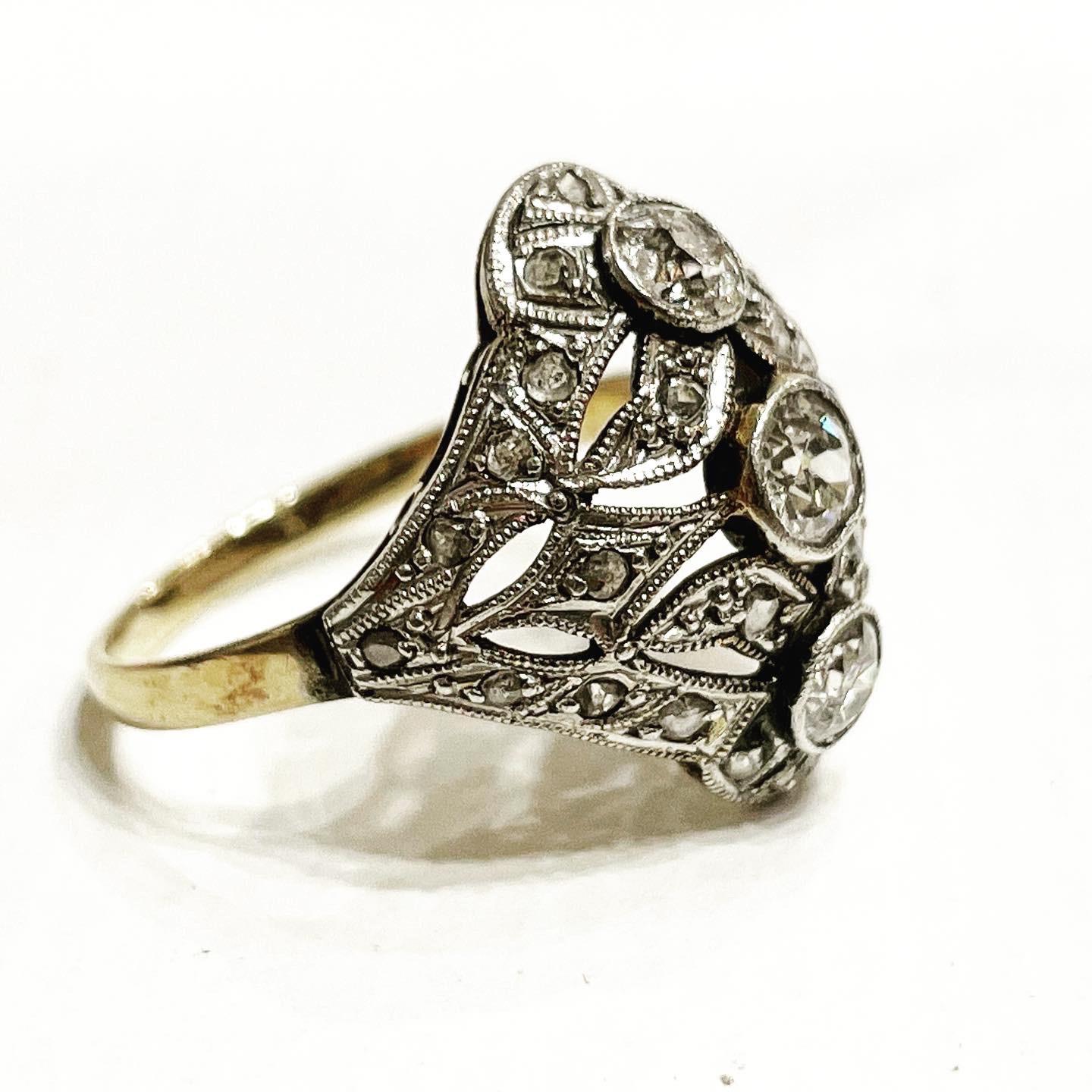 1900s Art Nouveau 3 Stones Yellow Gold Platinum Diamond Ring Antique Bridal Ring In Good Condition In Pamplona, Navarra