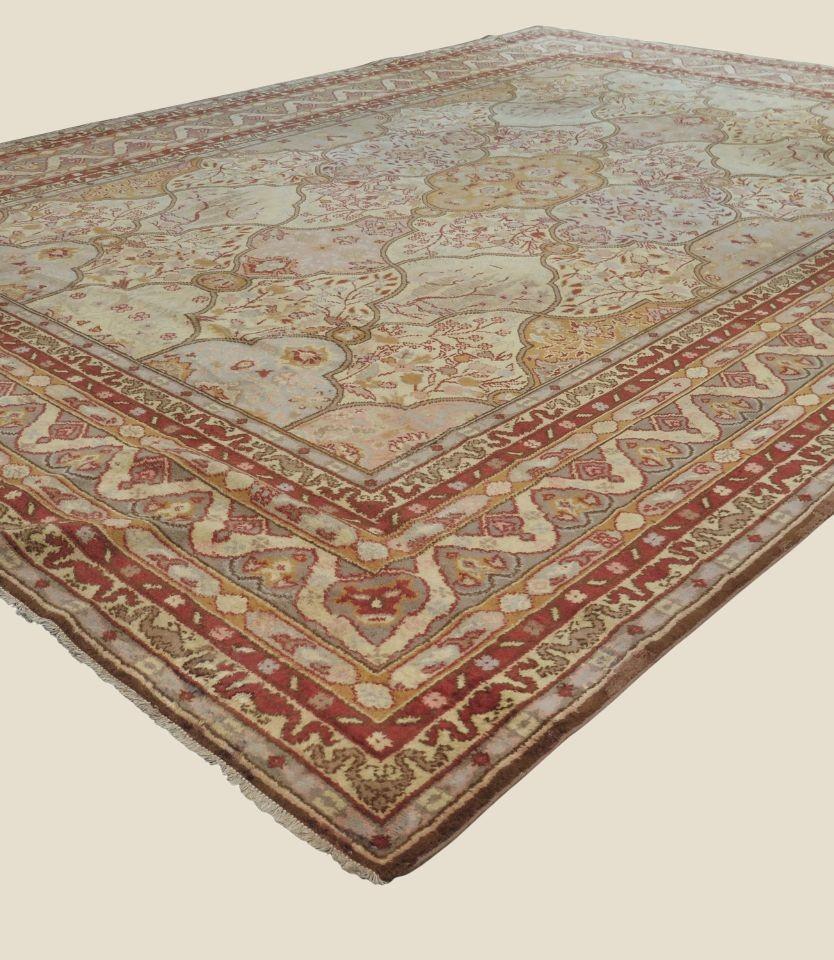 I tappeti Art Nouveau sono emersi tra la fine del XIX e l'inizio del XX secolo come parte del più ampio movimento Art Nouveau, che enfatizzava le forme organiche, le linee fluide e i motivi ispirati alla natura. Questi tappeti erano spesso