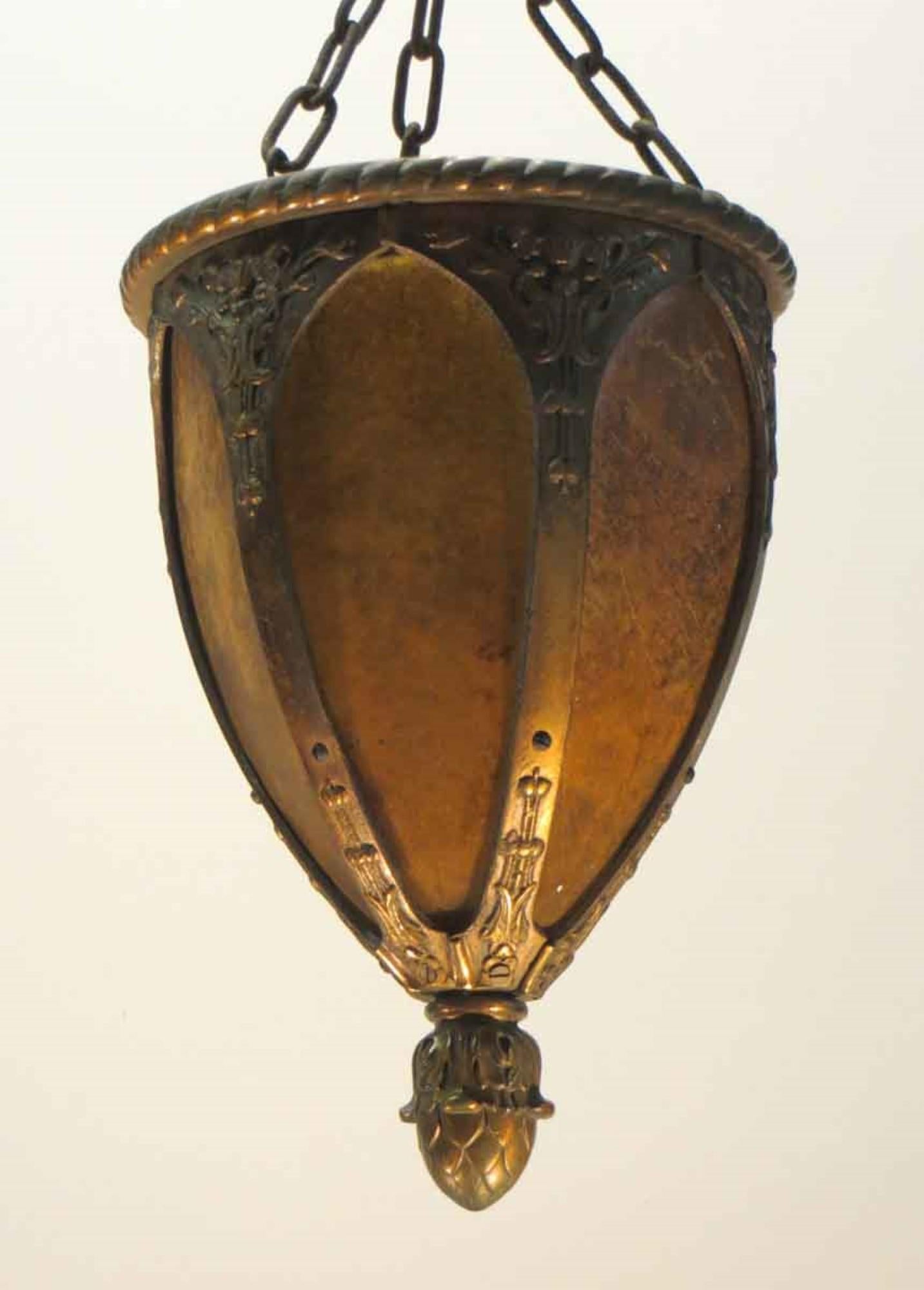1900 Art Nouveau Bronze Pendel Eingangslaterne Licht mit Glimmer Schirme (amerikanisch) im Angebot
