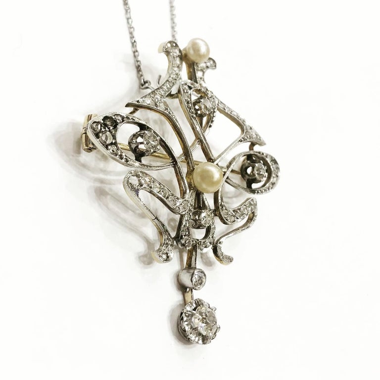  Art Nouveau 2.3 Carat Diamonds and Pearls Platinum Pendant-Brooch For Sale 1