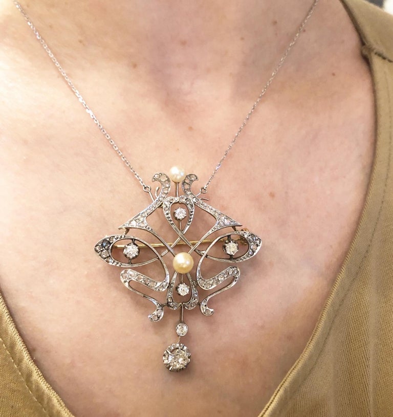  Art Nouveau 2.3 Carat Diamonds and Pearls Platinum Pendant-Brooch For Sale 2