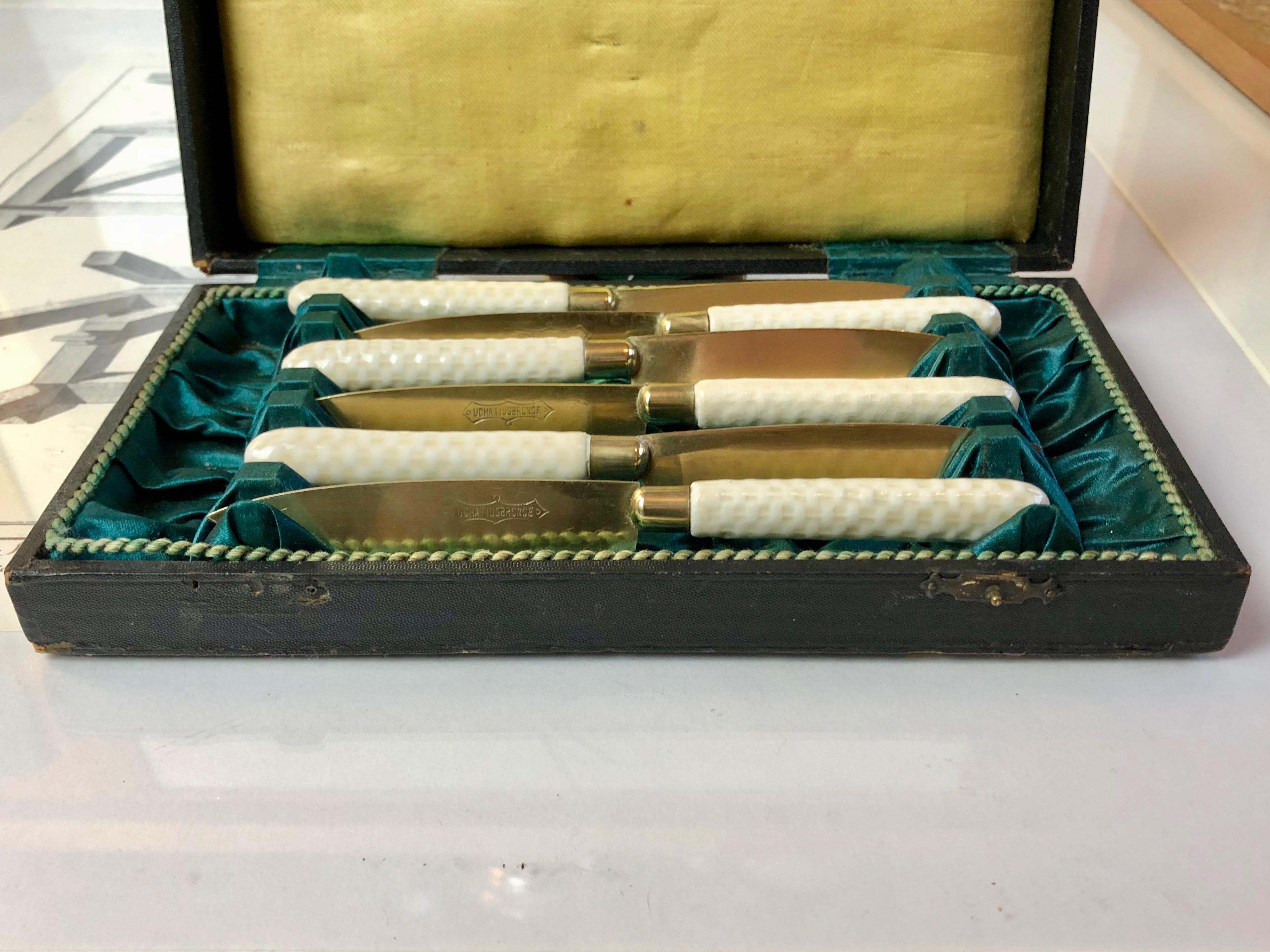 Absolutely beautiful fruit knifes from ''Uchatius Bronce''. Germany or Sweden.
Beautifully worked originals from the 1900, these 6 knifes come with porcelain handles featuring a woven
pattern and a cream coloured glaze.
Each knife bears the embossed