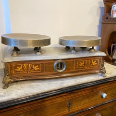 Art nouveau-Stil im italienischen Stil der 1900er Jahre mit Blumenintarsien und Bronzen