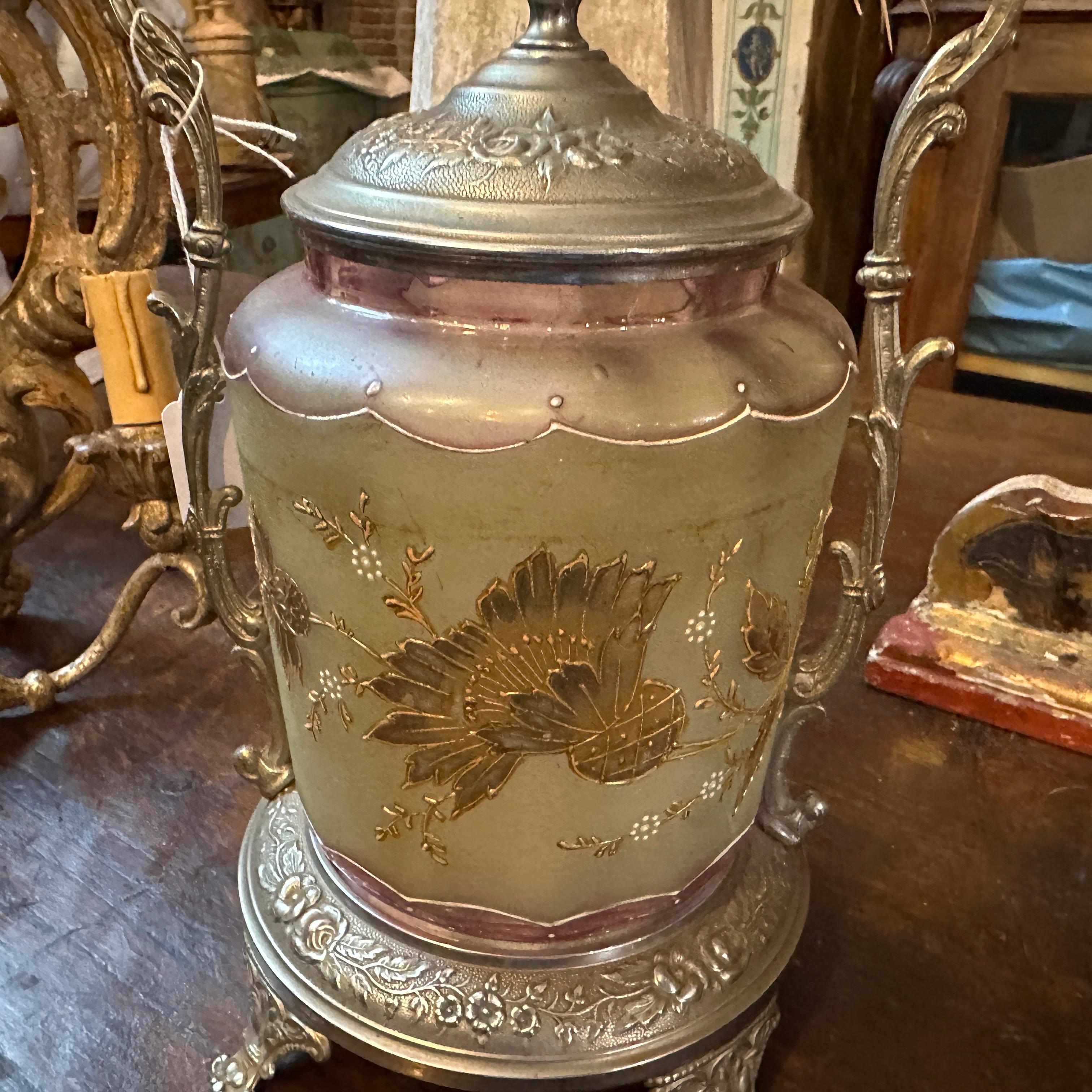 Caja de galletas francesa de metal y cristal Art Nouveau en venta 5