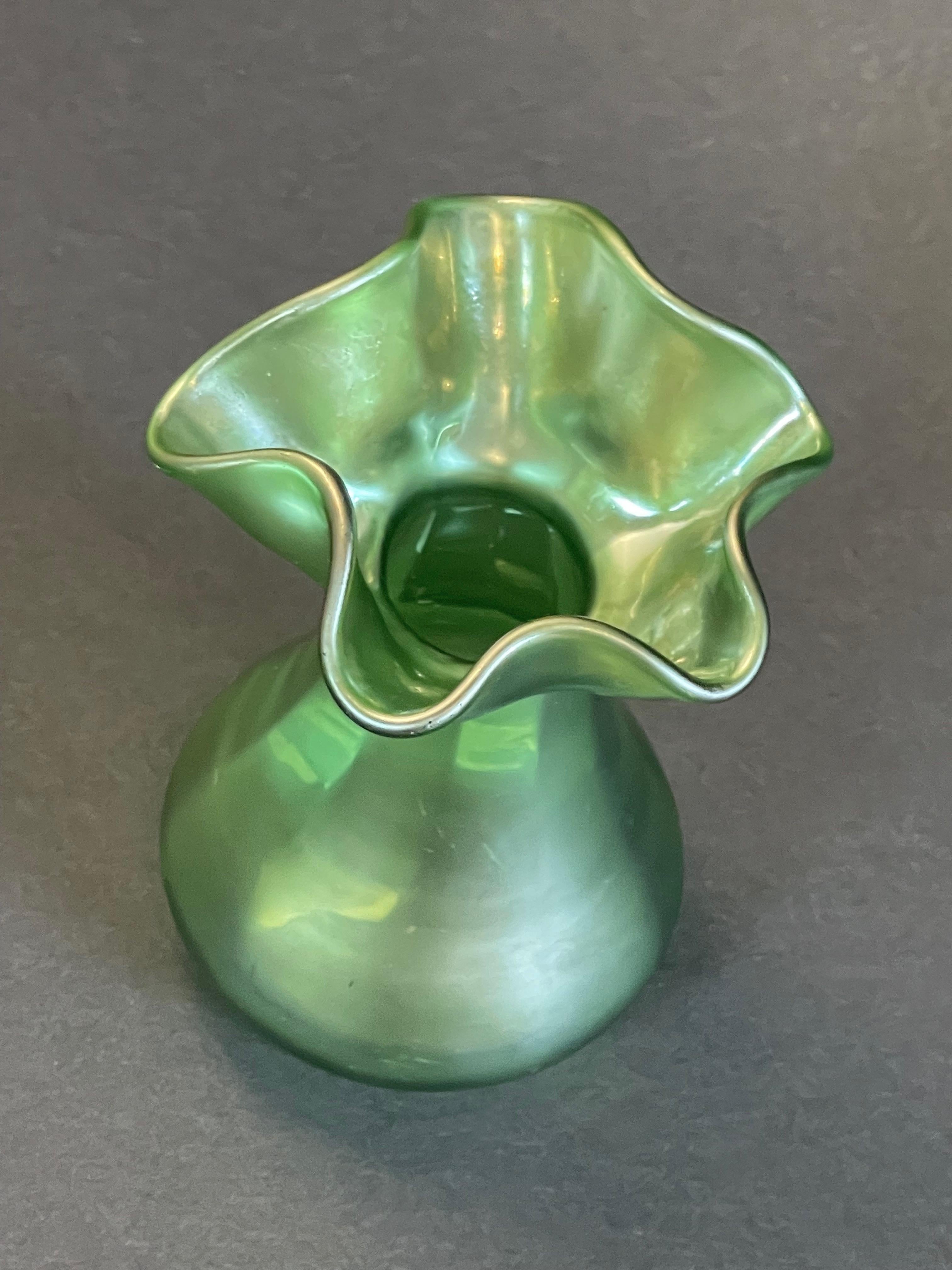 1900s Art Nouveau Mild Iridescent Green Sea Urchin Vase, Loetz Witwe In Good Condition For Sale In Andernach, DE