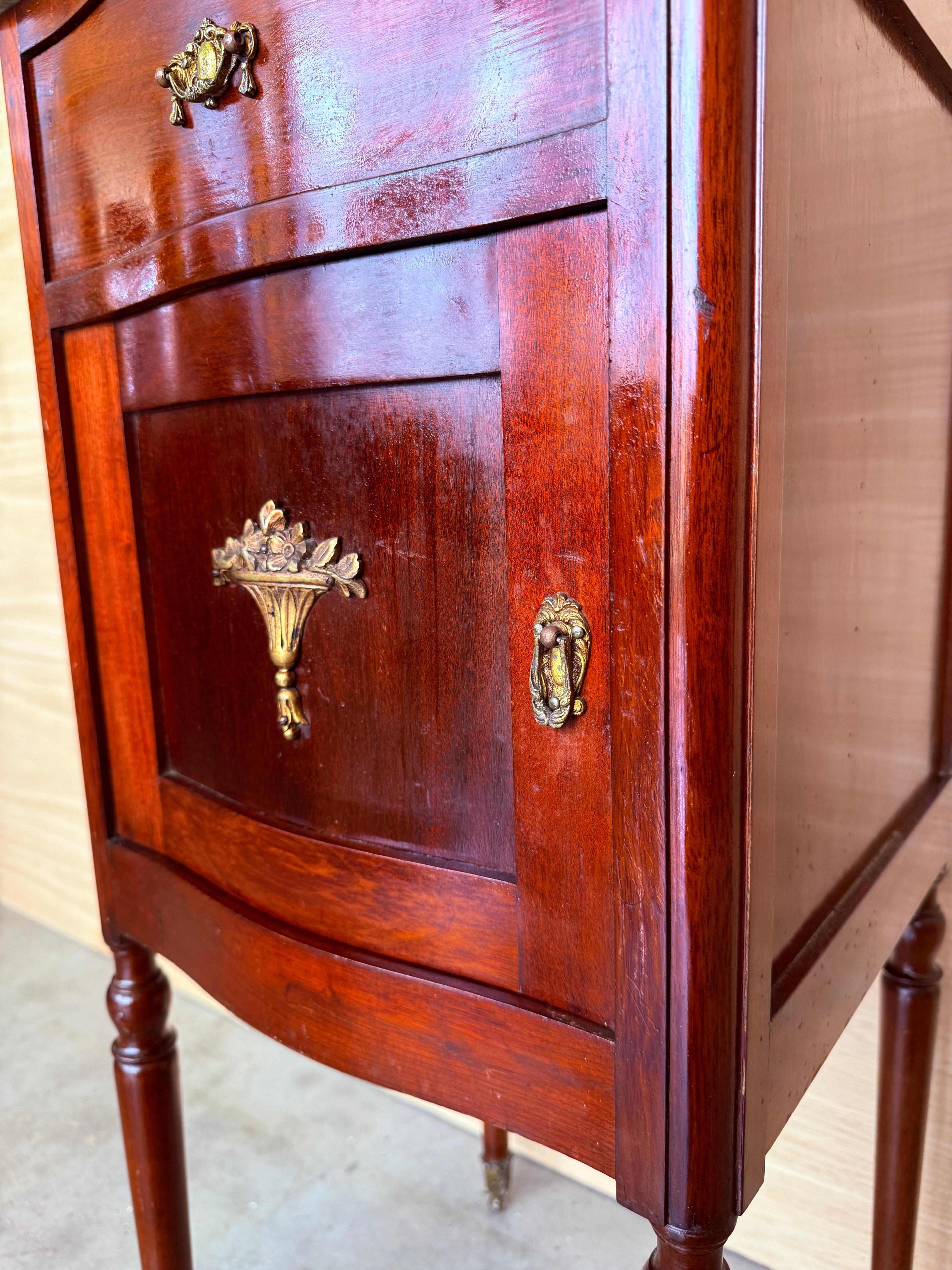 1900, Coppia di comodini in mogano Art Nouveau con piano in marmo a cresta in vendita 3