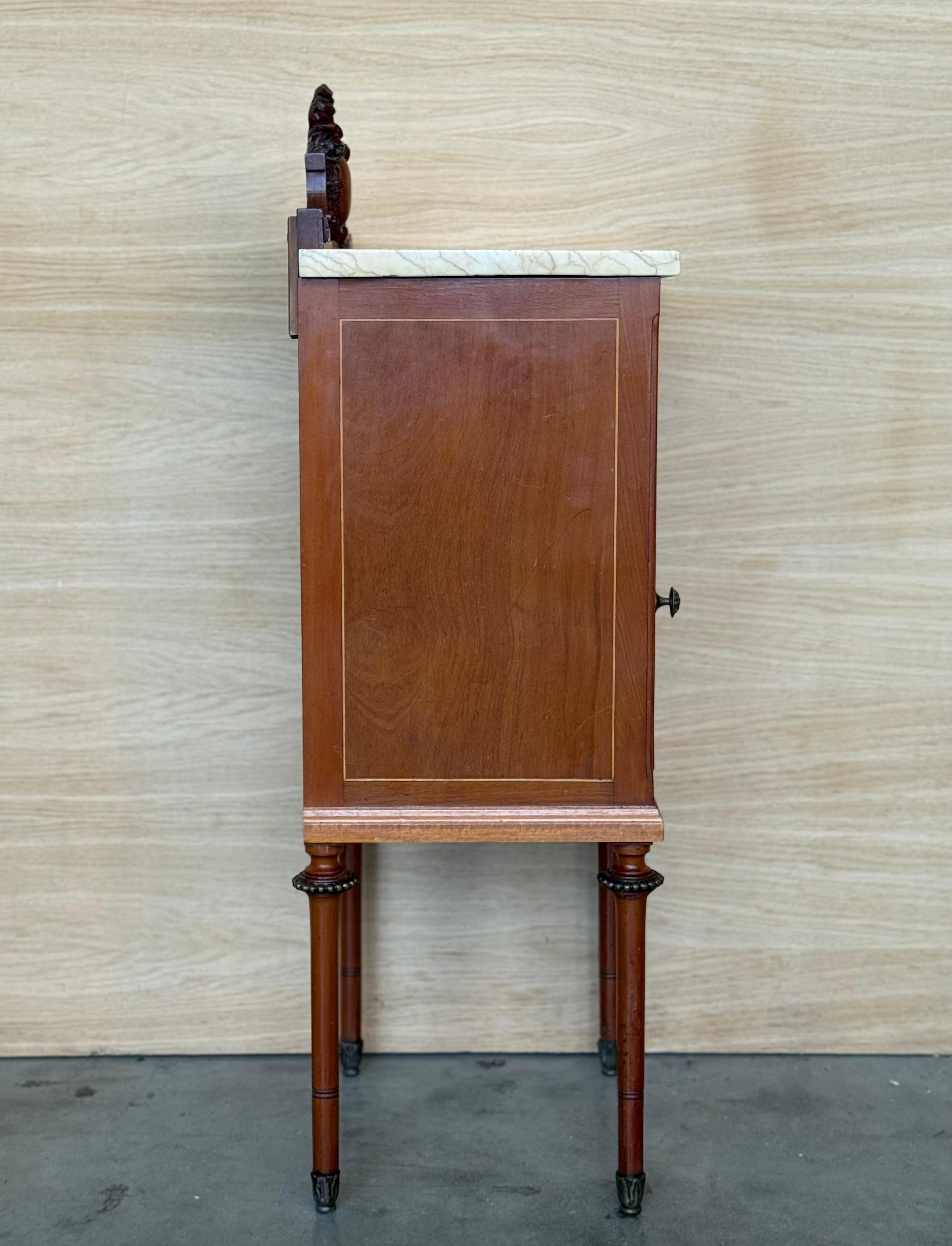 1900, Coppia di comodini in mogano Art Nouveau con piano in marmo a cresta in vendita 3