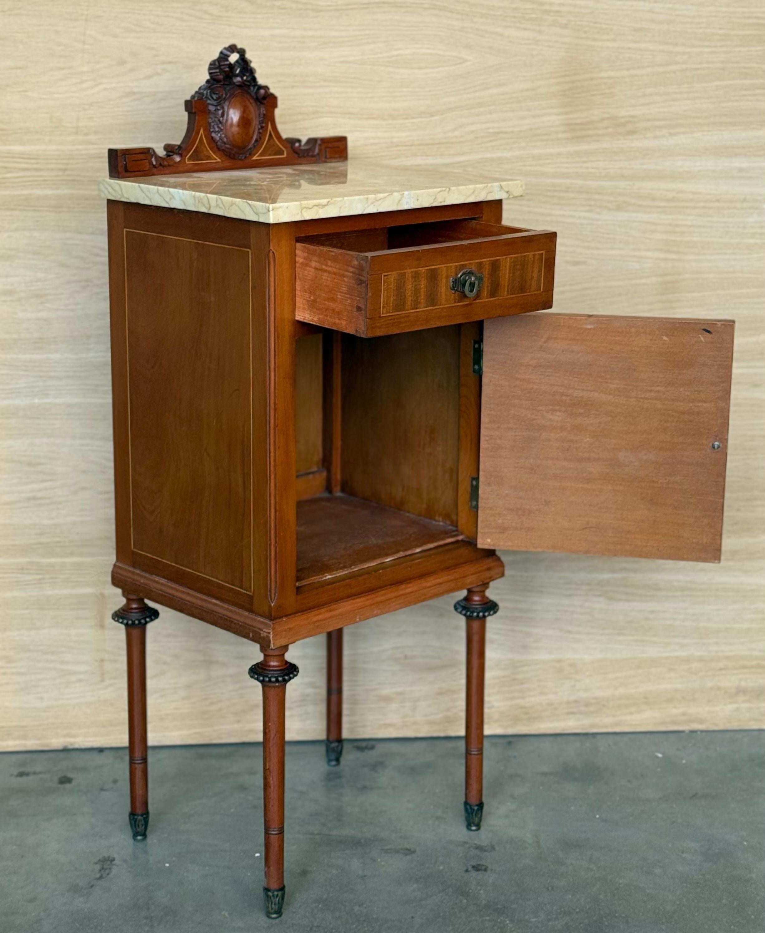1900, Coppia di comodini in mogano Art Nouveau con piano in marmo a cresta in vendita 4