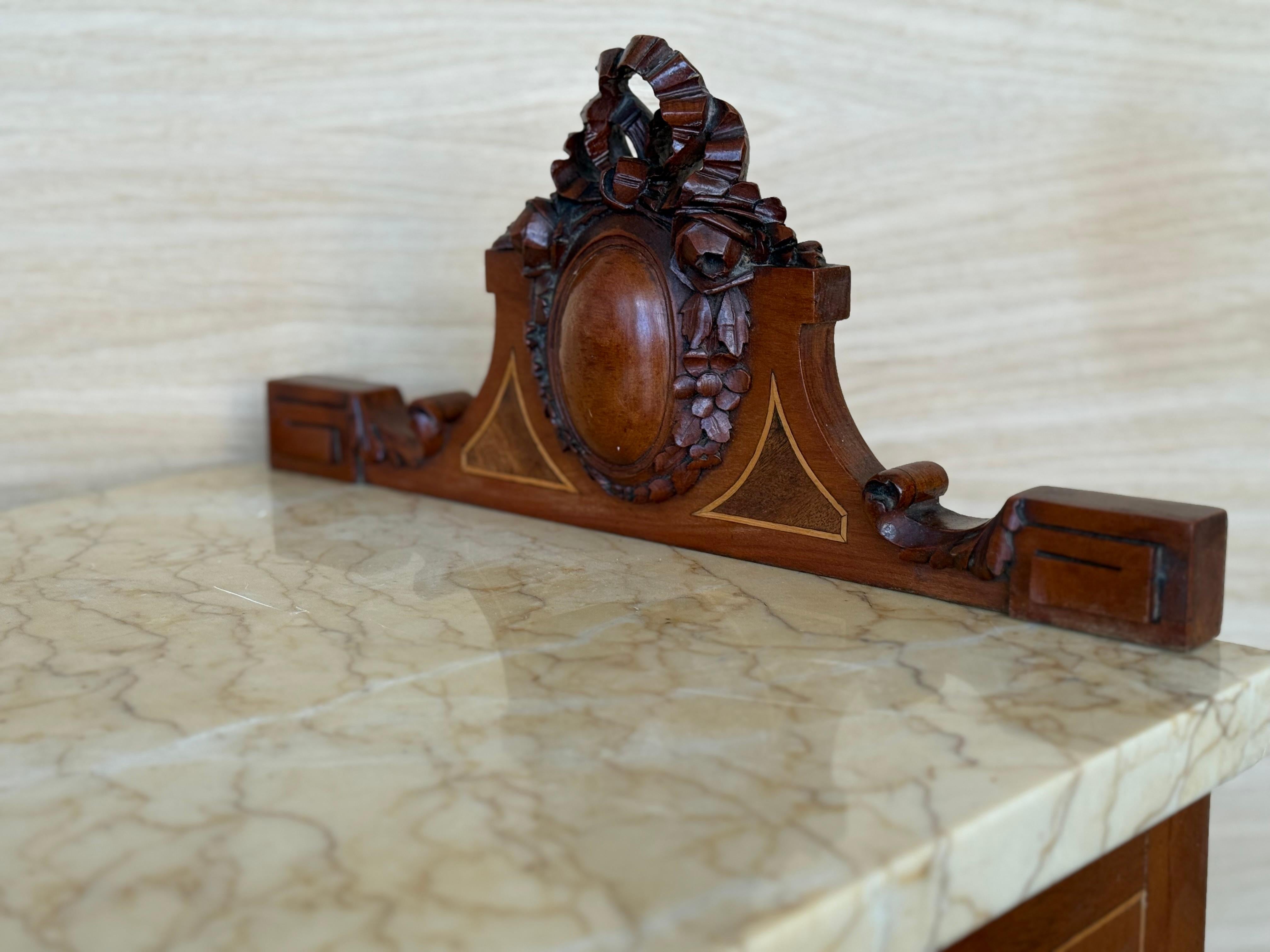 1900, Coppia di comodini in mogano Art Nouveau con piano in marmo a cresta in vendita 5