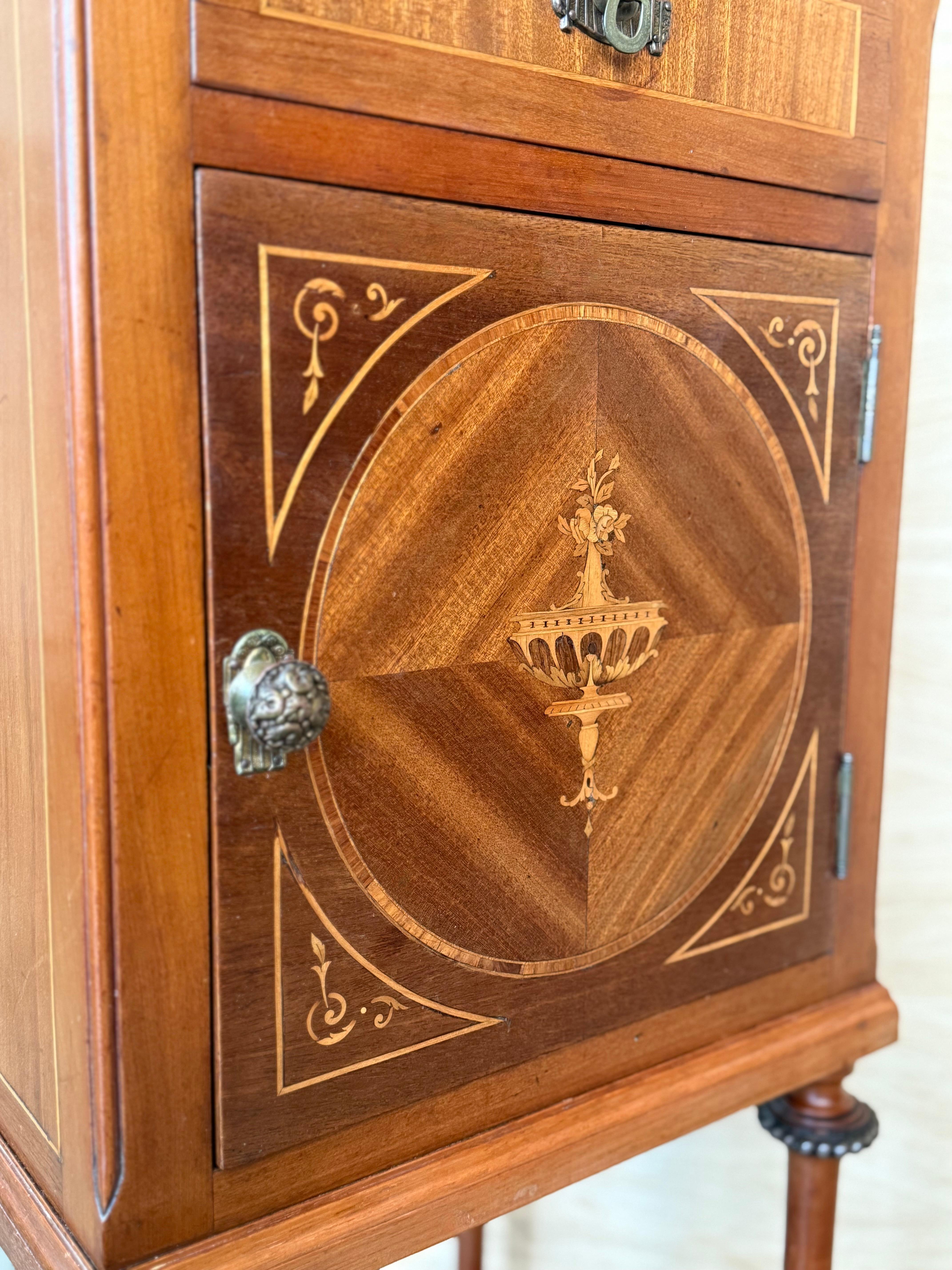 1900, Coppia di comodini in mogano Art Nouveau con piano in marmo a cresta in vendita 7