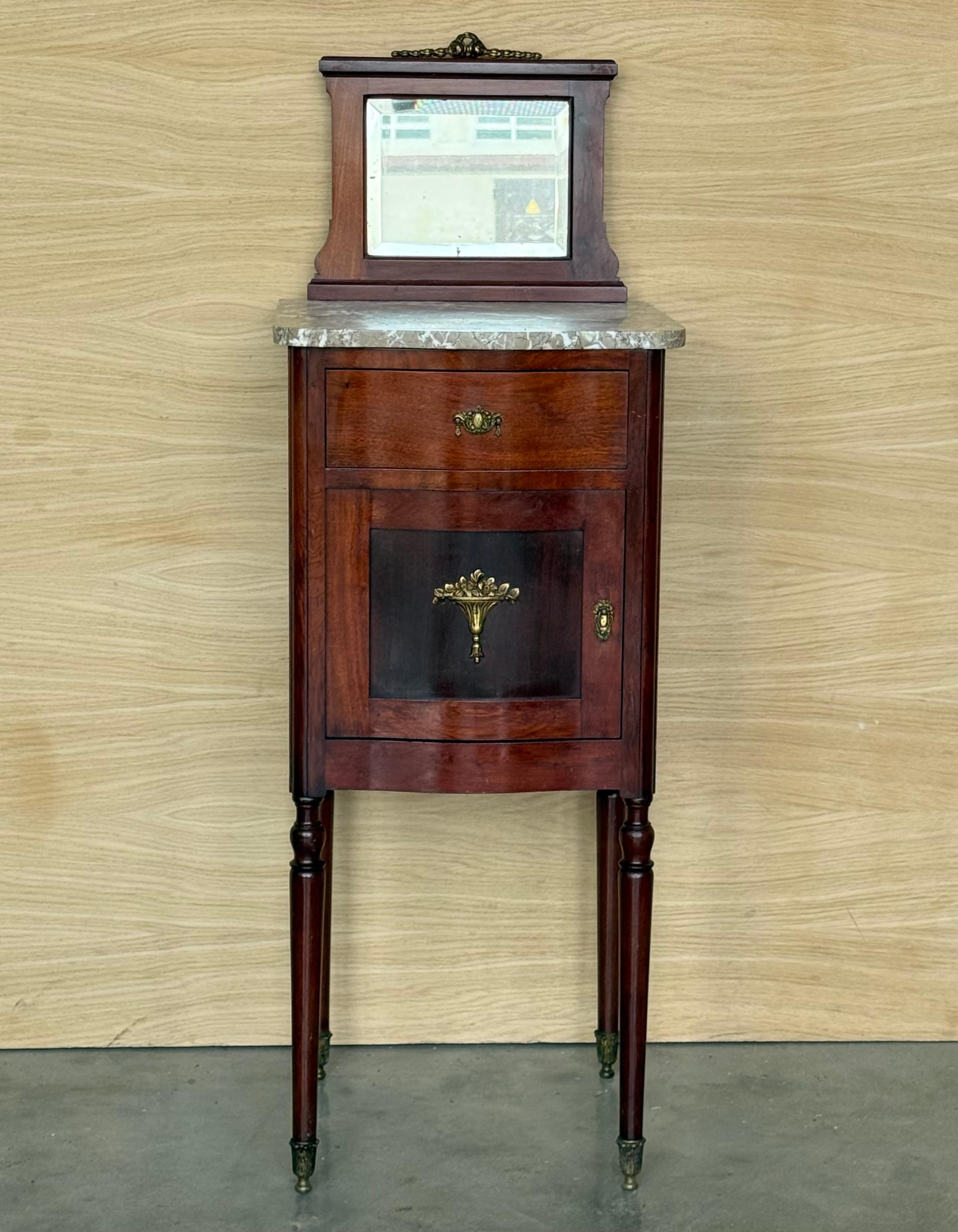 Coppia di comodini Art Nouveau della fine del XIX secolo con intarsi in noce, maniglie in bronzo, restaurati e lucidati a cera.

Altezza del piano in marmo. 33,85 pollici
