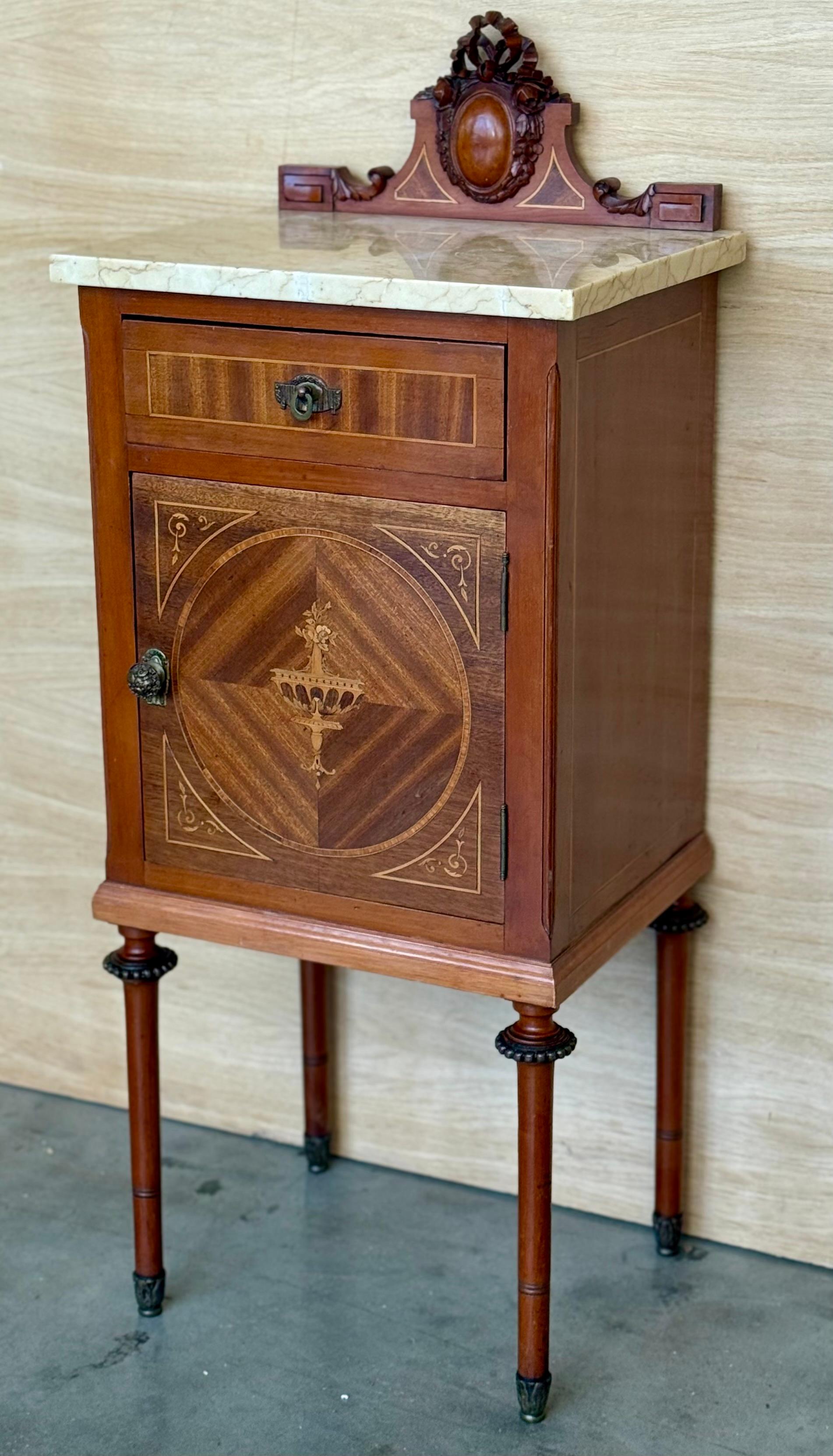 Coppia di comodini Art Nouveau della fine del XIX secolo con intarsi in noce, maniglie in bronzo, restaurati e lucidati a cera.

Altezza dal pavimento alla cresta:  38.77in
