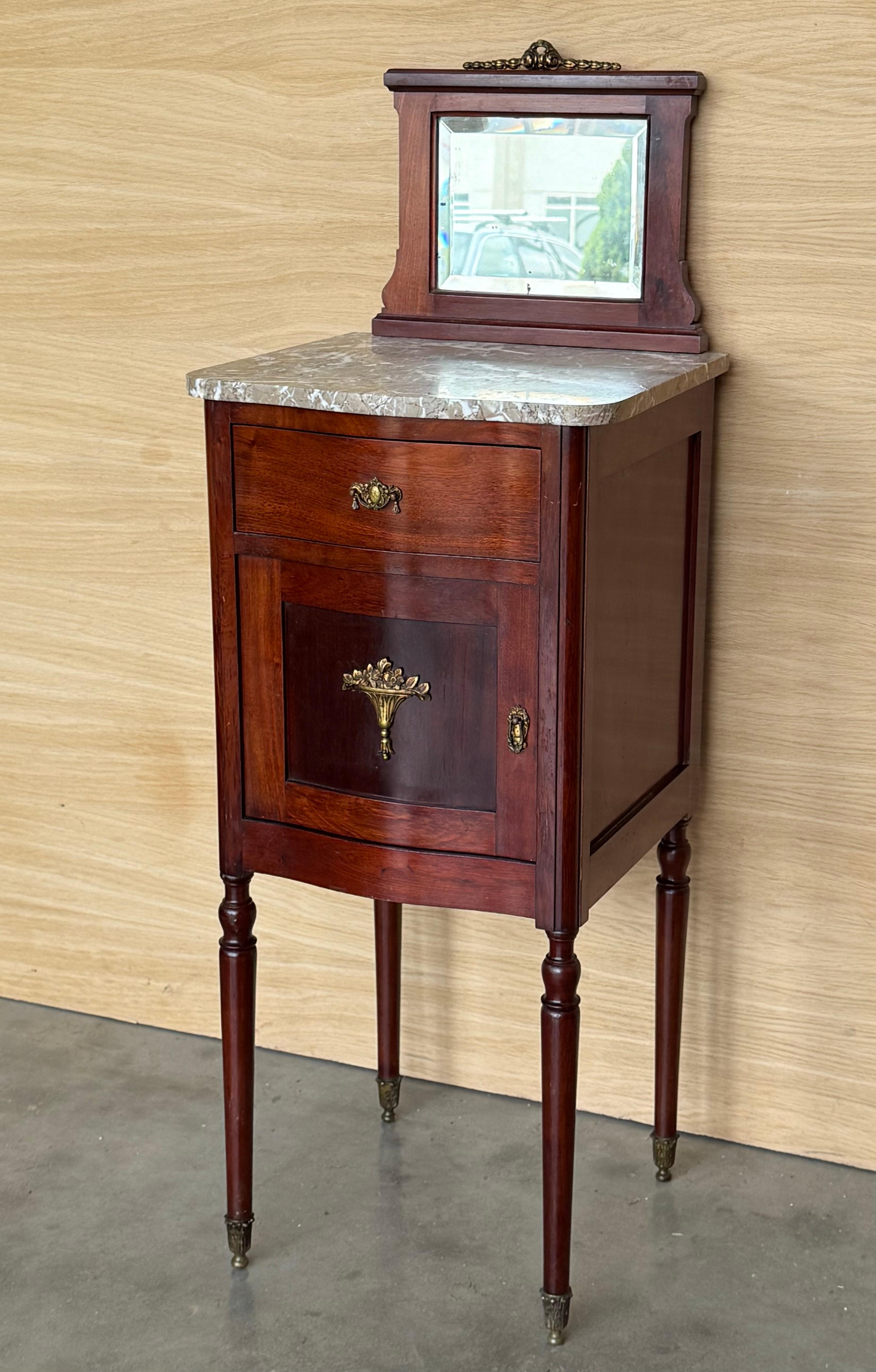 Moderno 1900, Coppia di comodini in mogano Art Nouveau con piano in marmo a cresta in vendita