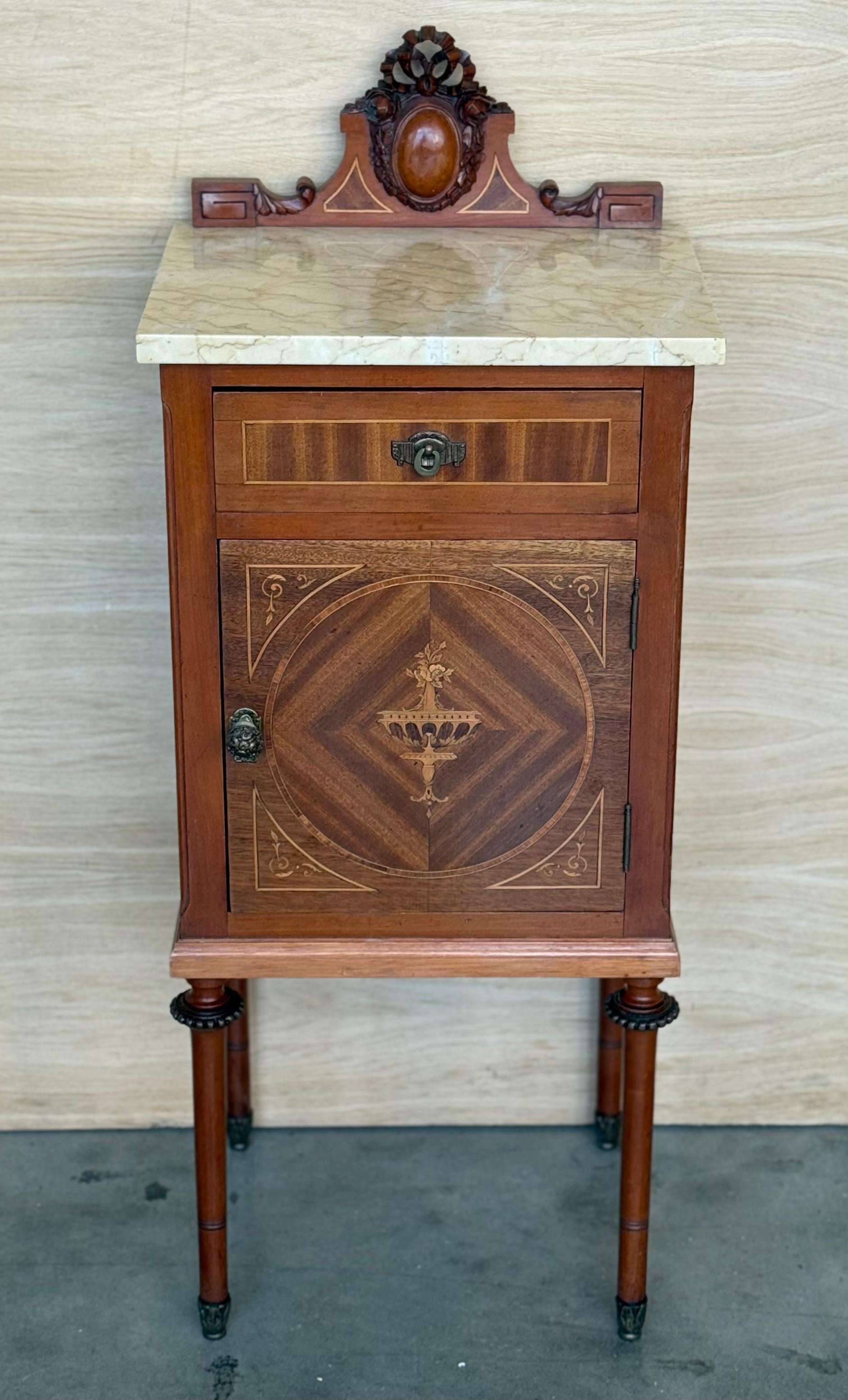 Moderno 1900, Coppia di comodini in mogano Art Nouveau con piano in marmo a cresta in vendita