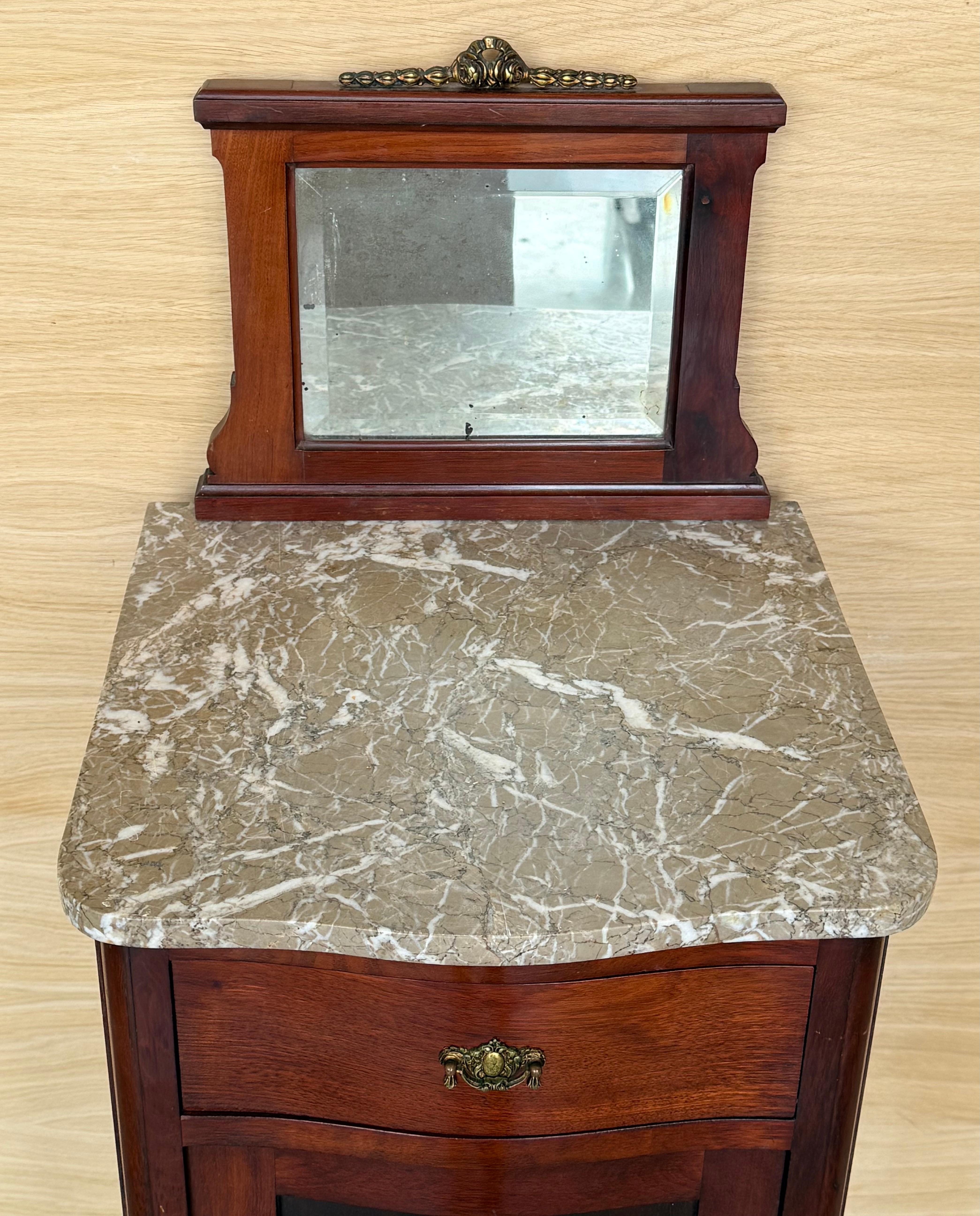 Francese 1900, Coppia di comodini in mogano Art Nouveau con piano in marmo a cresta in vendita