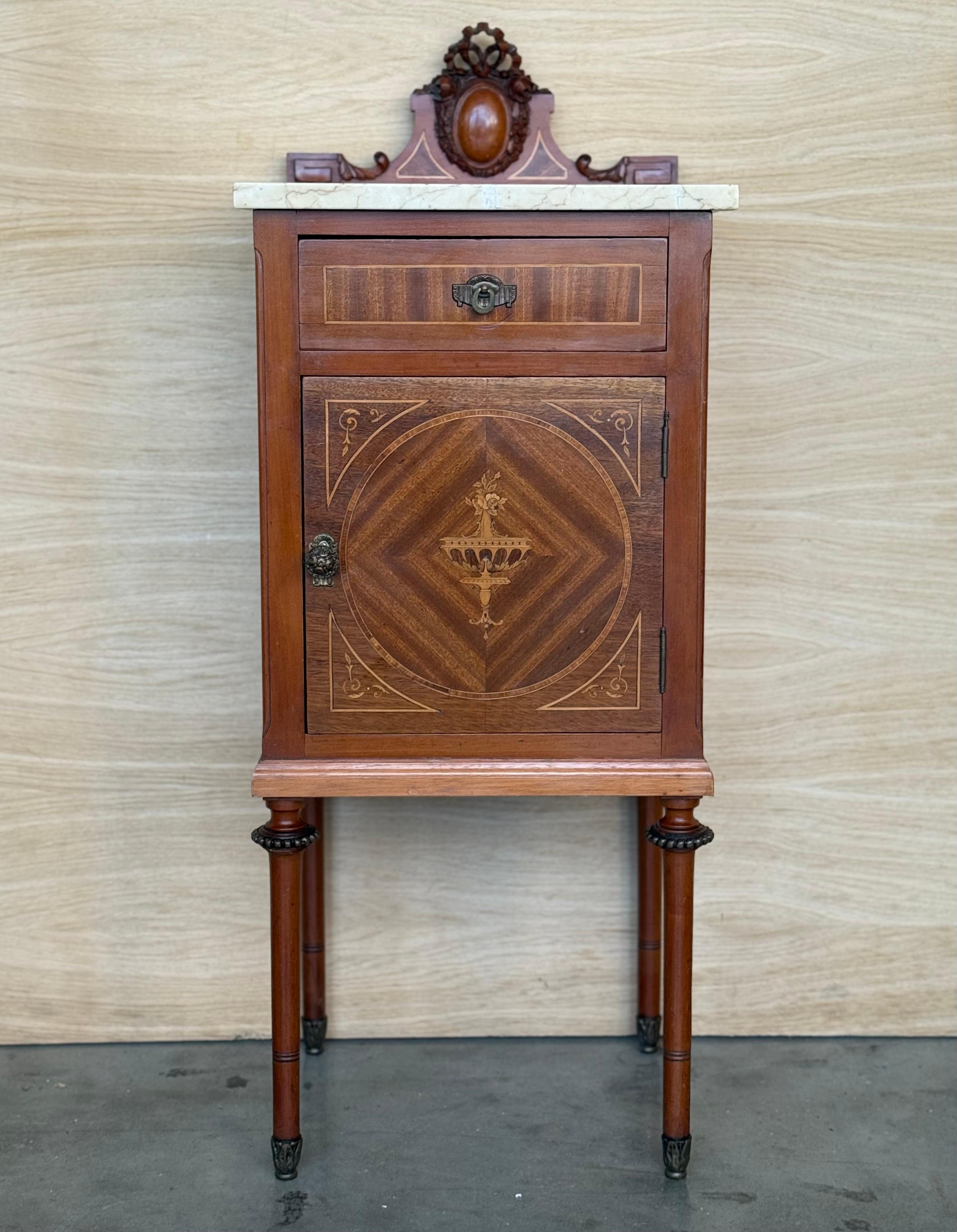 Francese 1900, Coppia di comodini in mogano Art Nouveau con piano in marmo a cresta in vendita