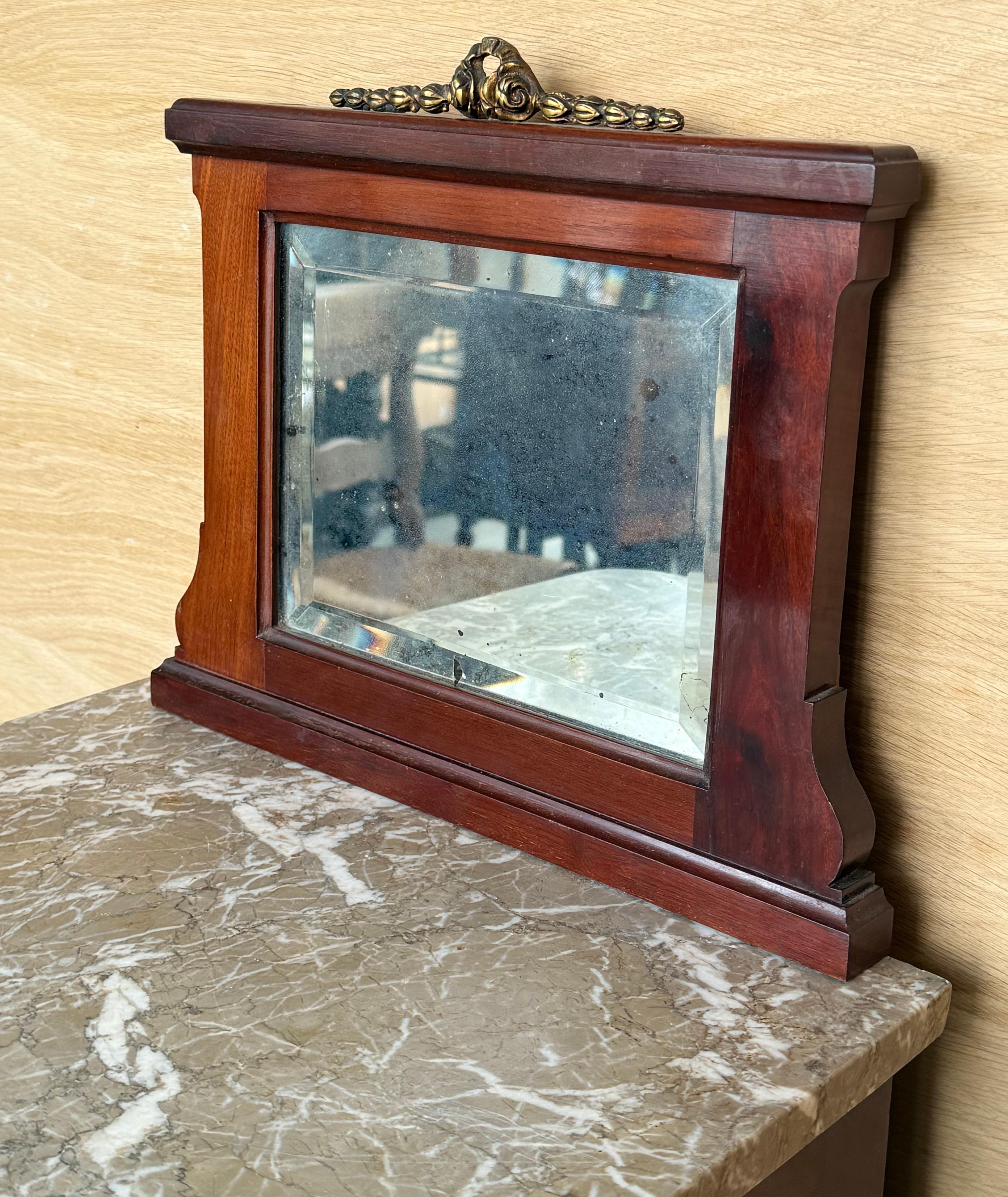 1900, Coppia di comodini in mogano Art Nouveau con piano in marmo a cresta In condizioni buone in vendita a Miami, FL