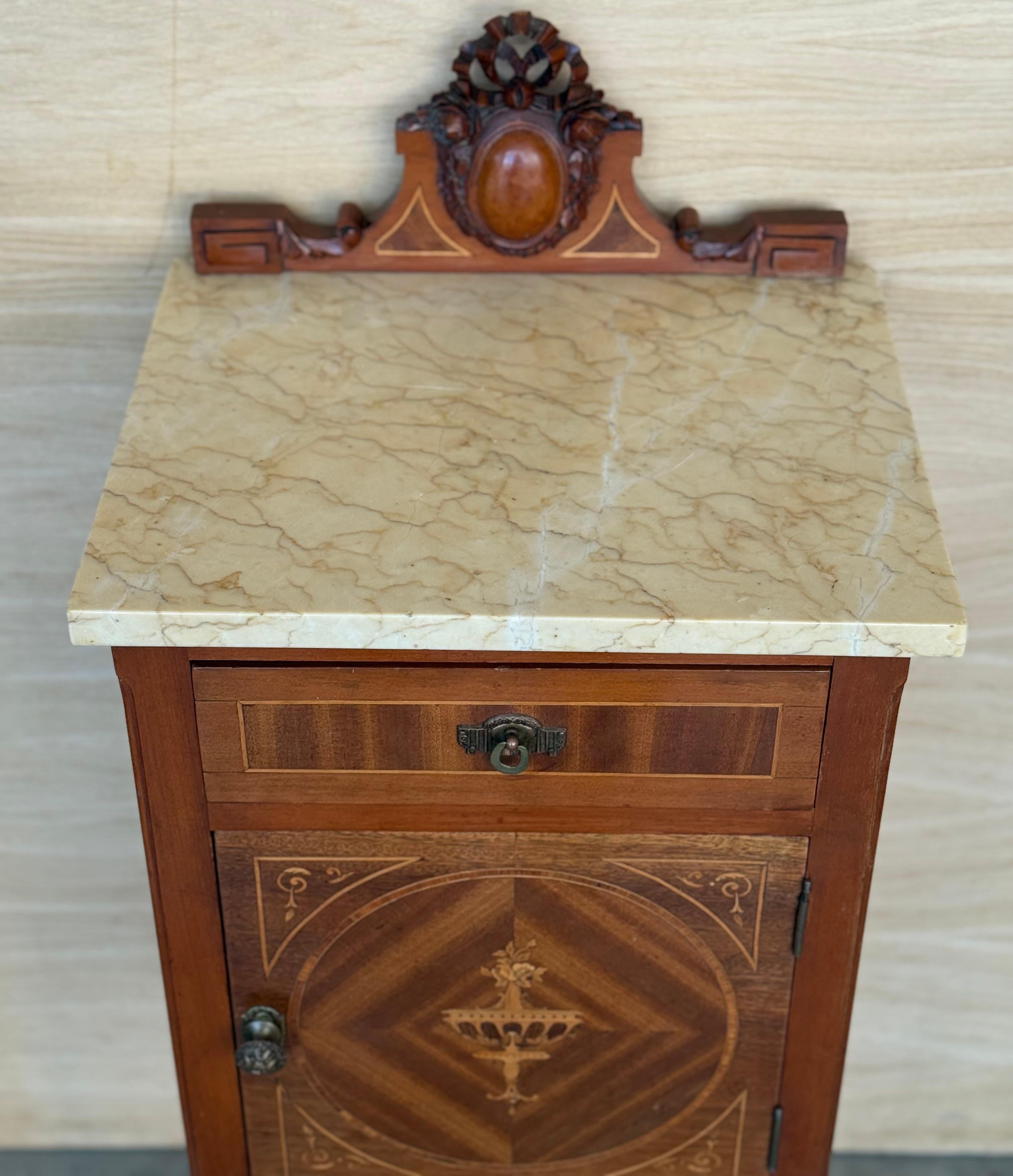 1900, Coppia di comodini in mogano Art Nouveau con piano in marmo a cresta In condizioni buone in vendita a Miami, FL