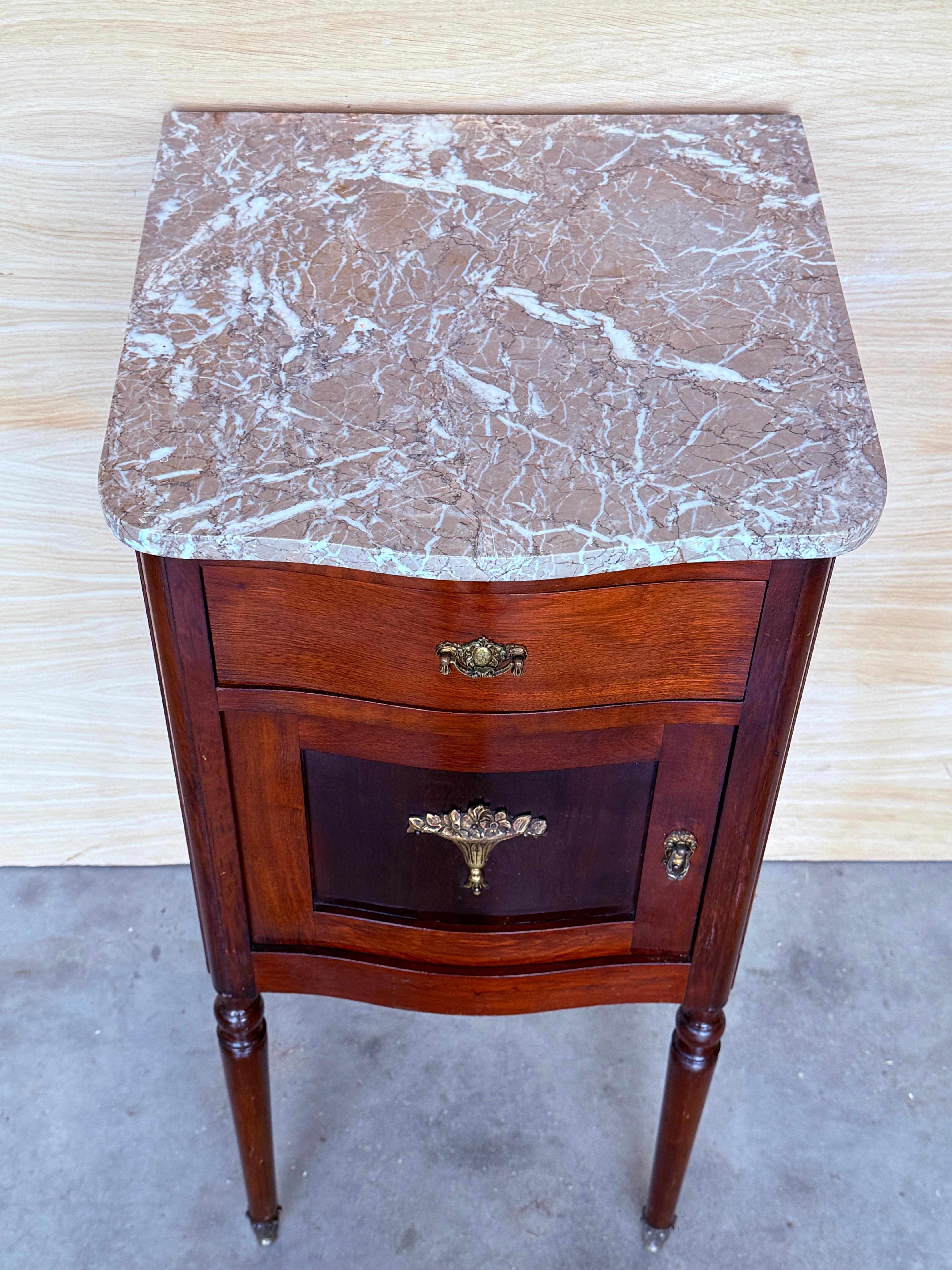 XX secolo 1900, Coppia di comodini in mogano Art Nouveau con piano in marmo a cresta in vendita